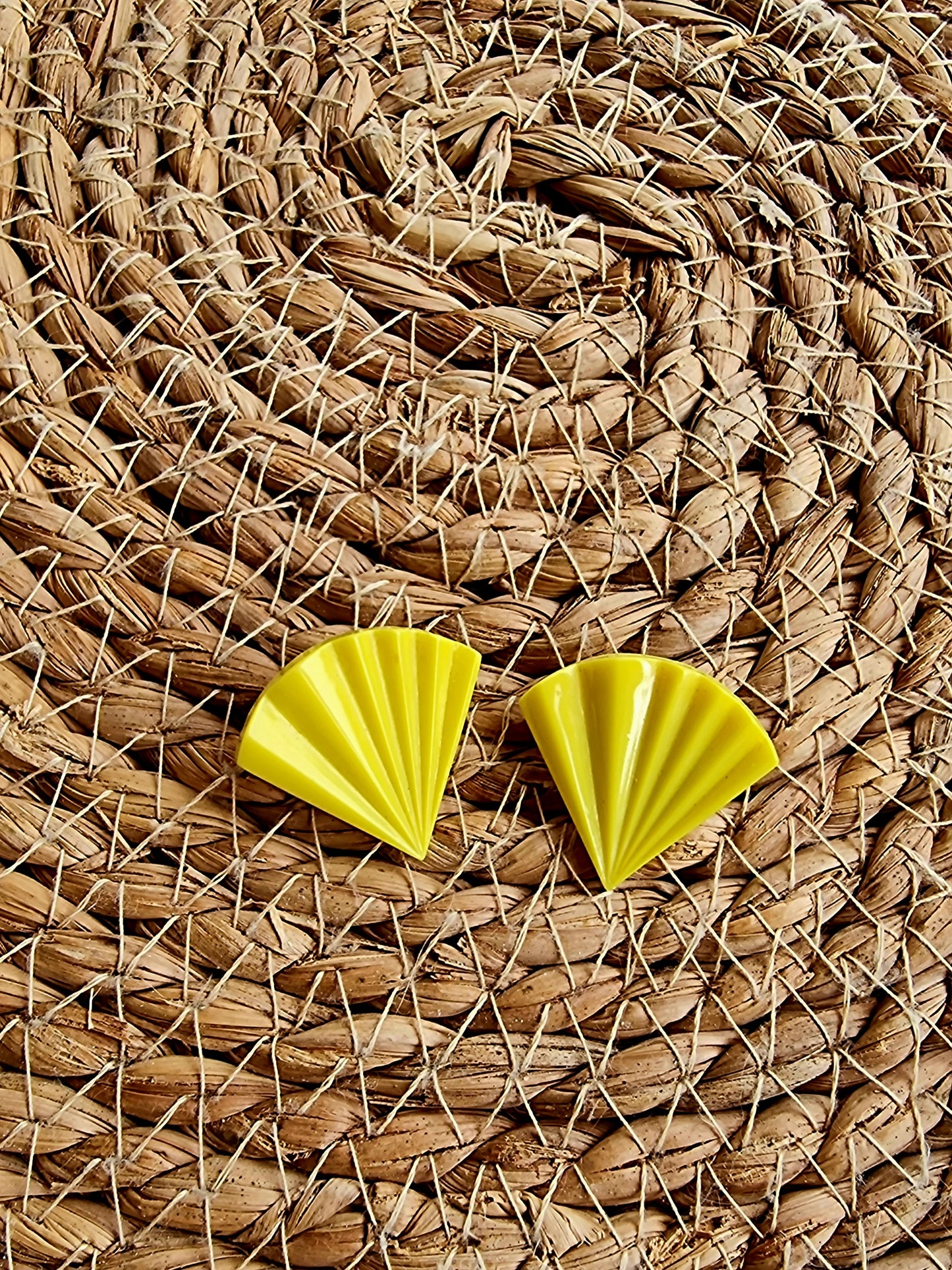 Boucles d’oreilles vintage jaune éventail plastique à clips années 80