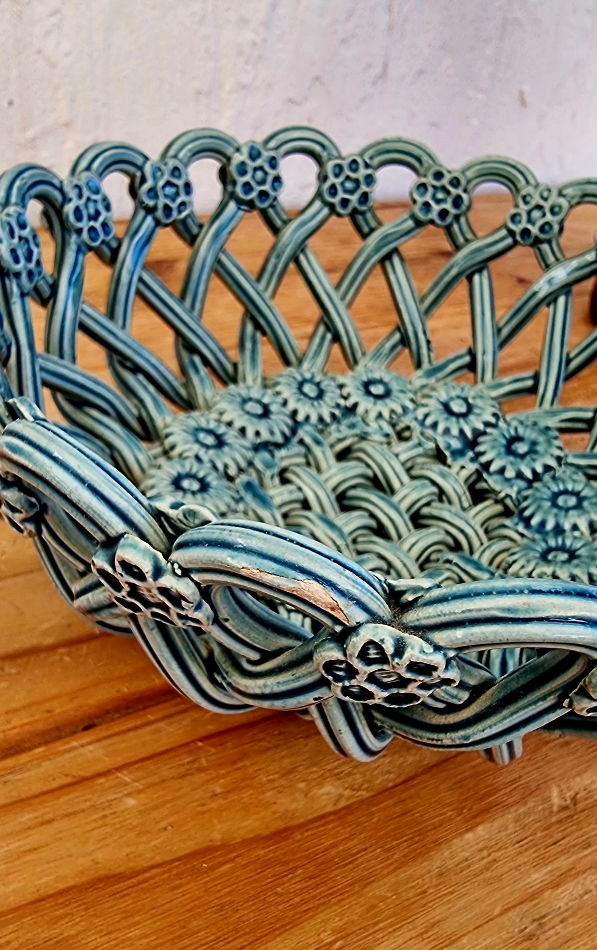 Corbeille tressée en céramique bleue Maison Pichon Uzès fait main
