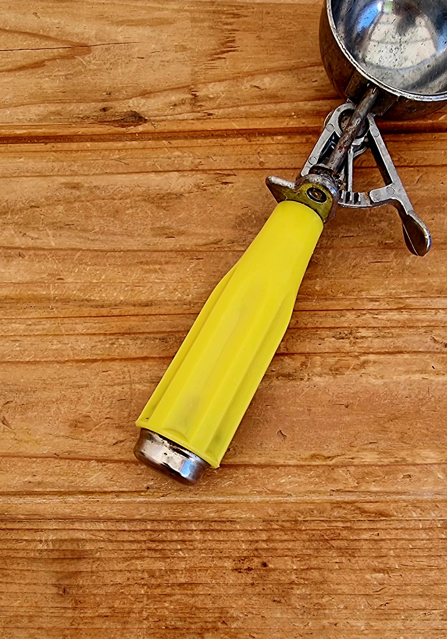 Ancienne cuillère à glace vintage en métal avec manche jaune rétro style bistrot années 50 60 70