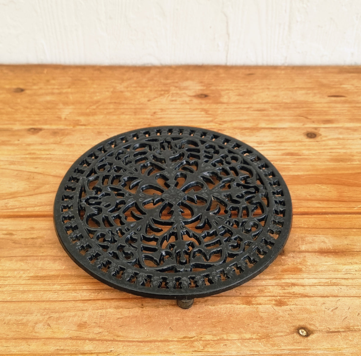 Dessous de plat rond en fonte noire ajourée style campagne chic