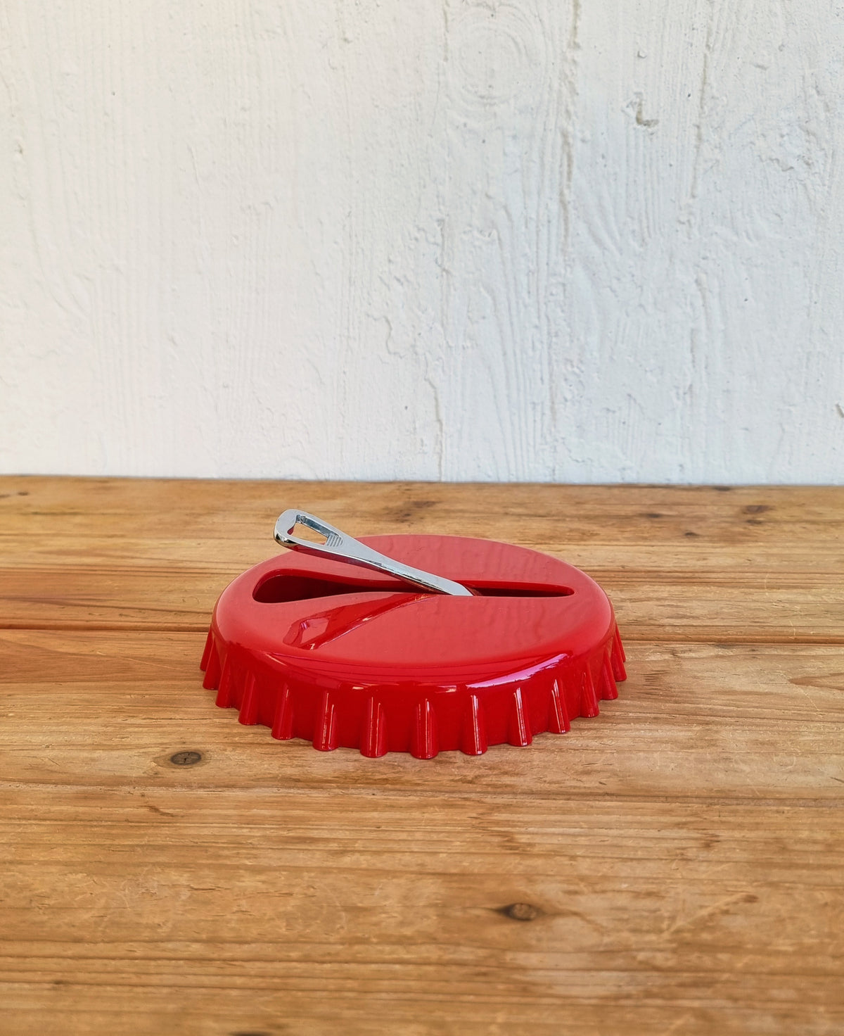 Patère murale vintage Cosi Come en forme de capsule rouge avec crochet chromé, décoration pop et kitsch