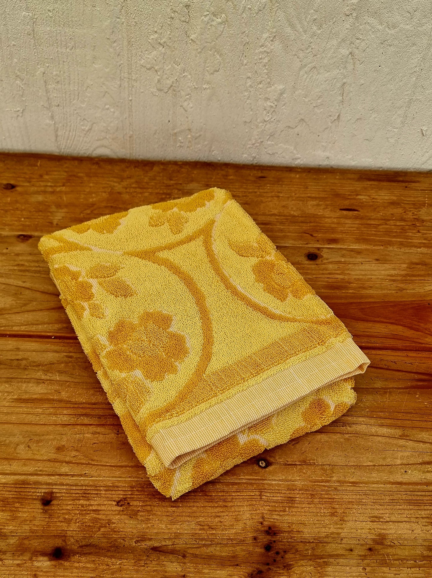 Serviette de toilette vintage jaune moutarde en coton avec motif floral rétro