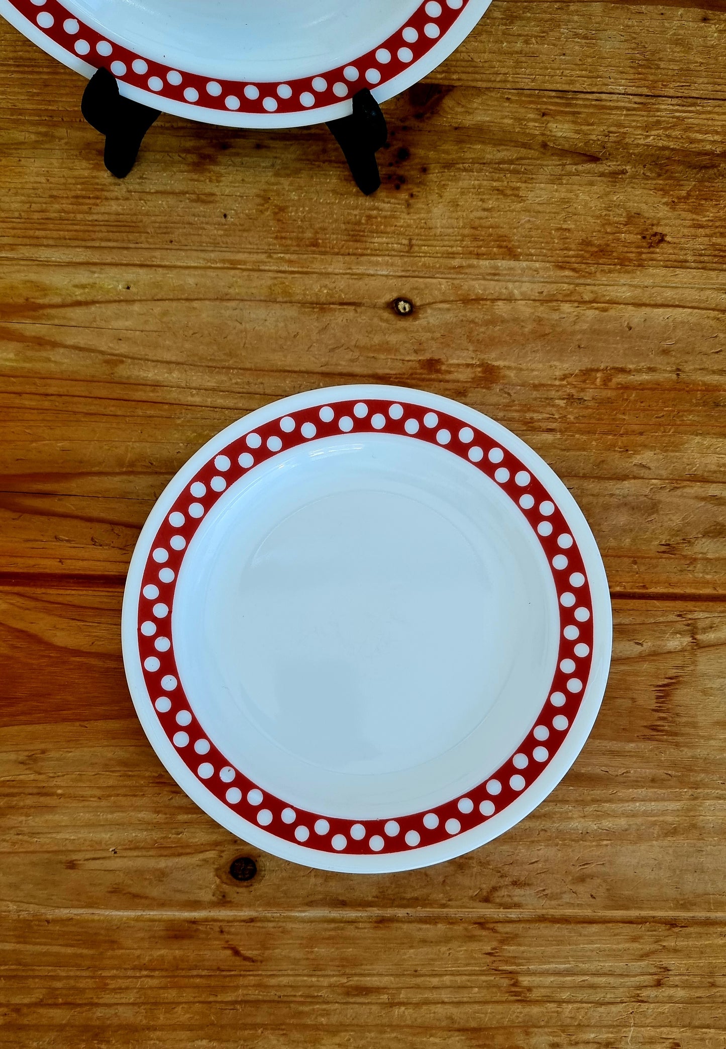 Lot de 5 assiettes à desserts Arcopal modèle Polka pois blancs liseré rouge les kitscheries brocante en ligne