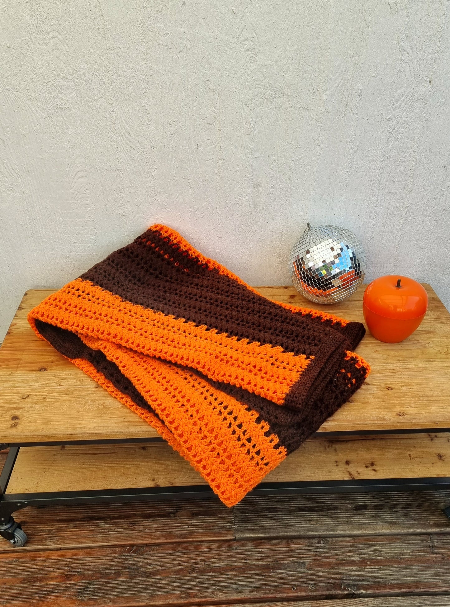 Plaid en crochet orange et marron 70's les kitscheries brocante en ligne