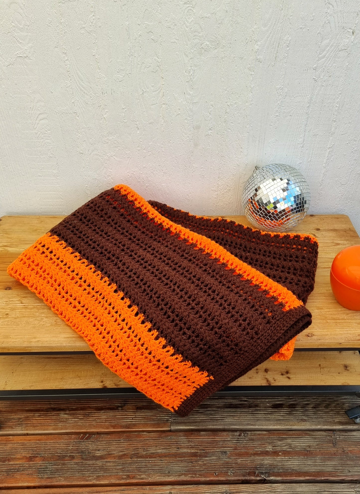 Plaid en crochet orange et marron 70's les kitscheries brocante en ligne