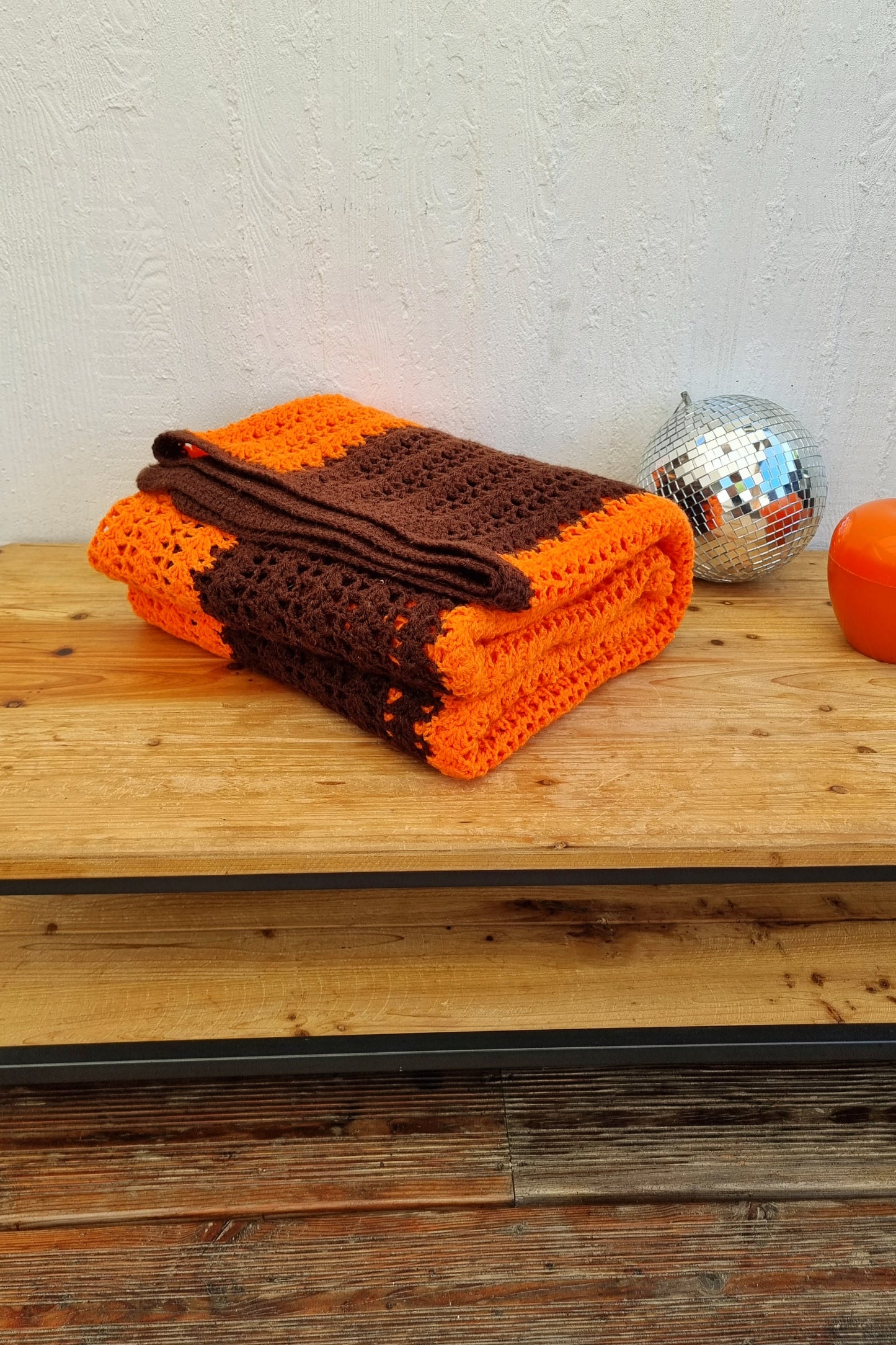 Plaid en crochet orange et marron 70's les kitscheries brocante en ligne