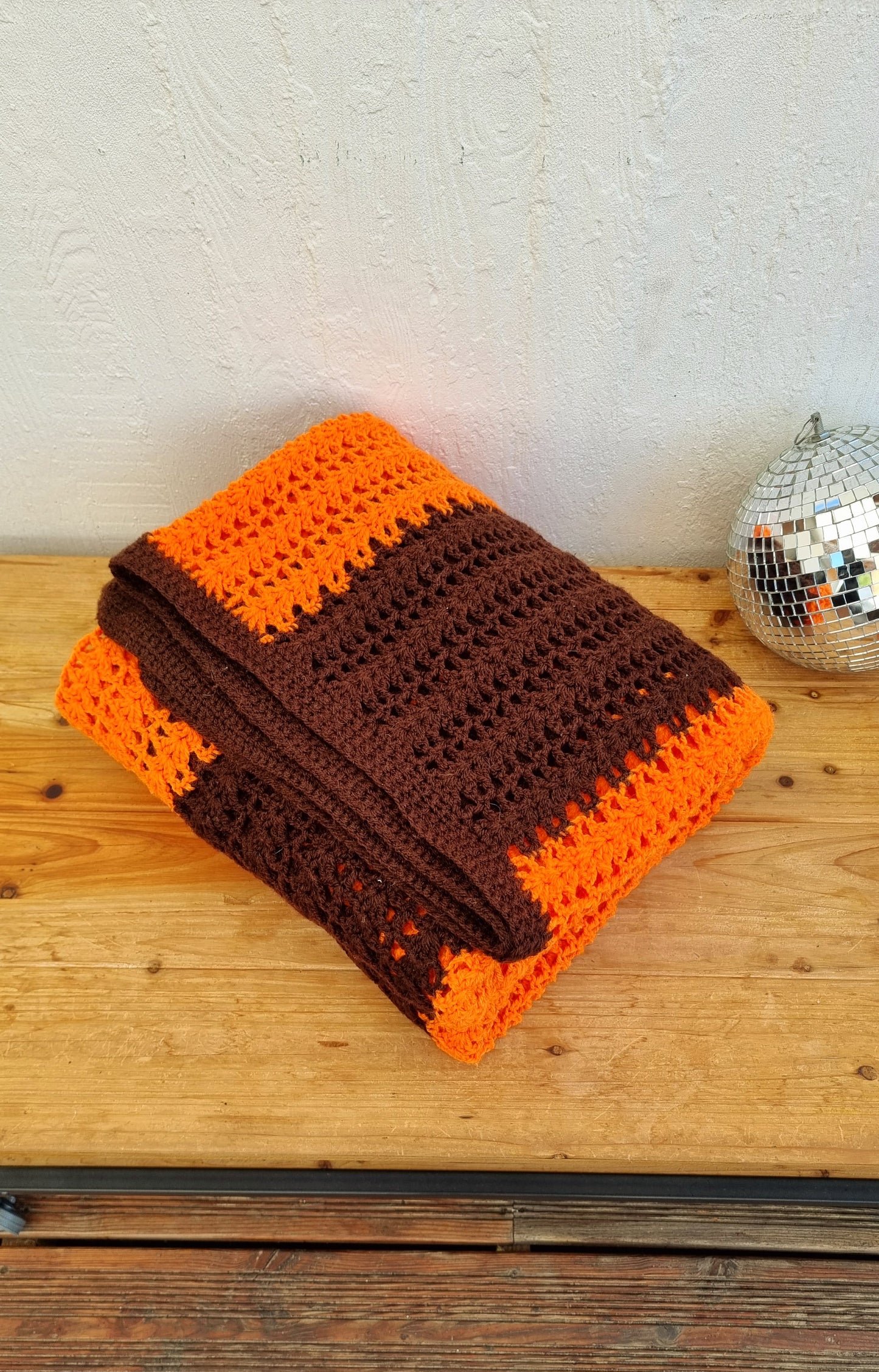 Plaid en crochet orange et marron 70's les kitscheries brocante en ligne