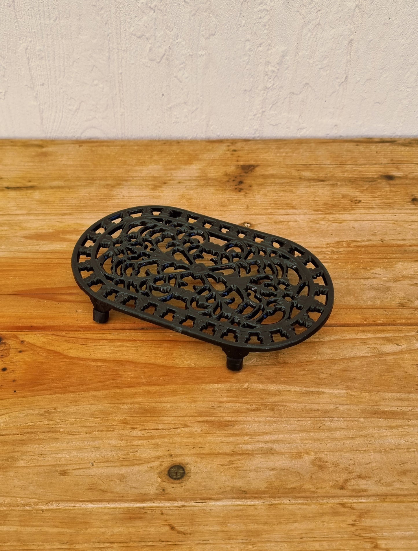 Dessous de plat ovale en fonte noir les kitscheries brocante en ligne