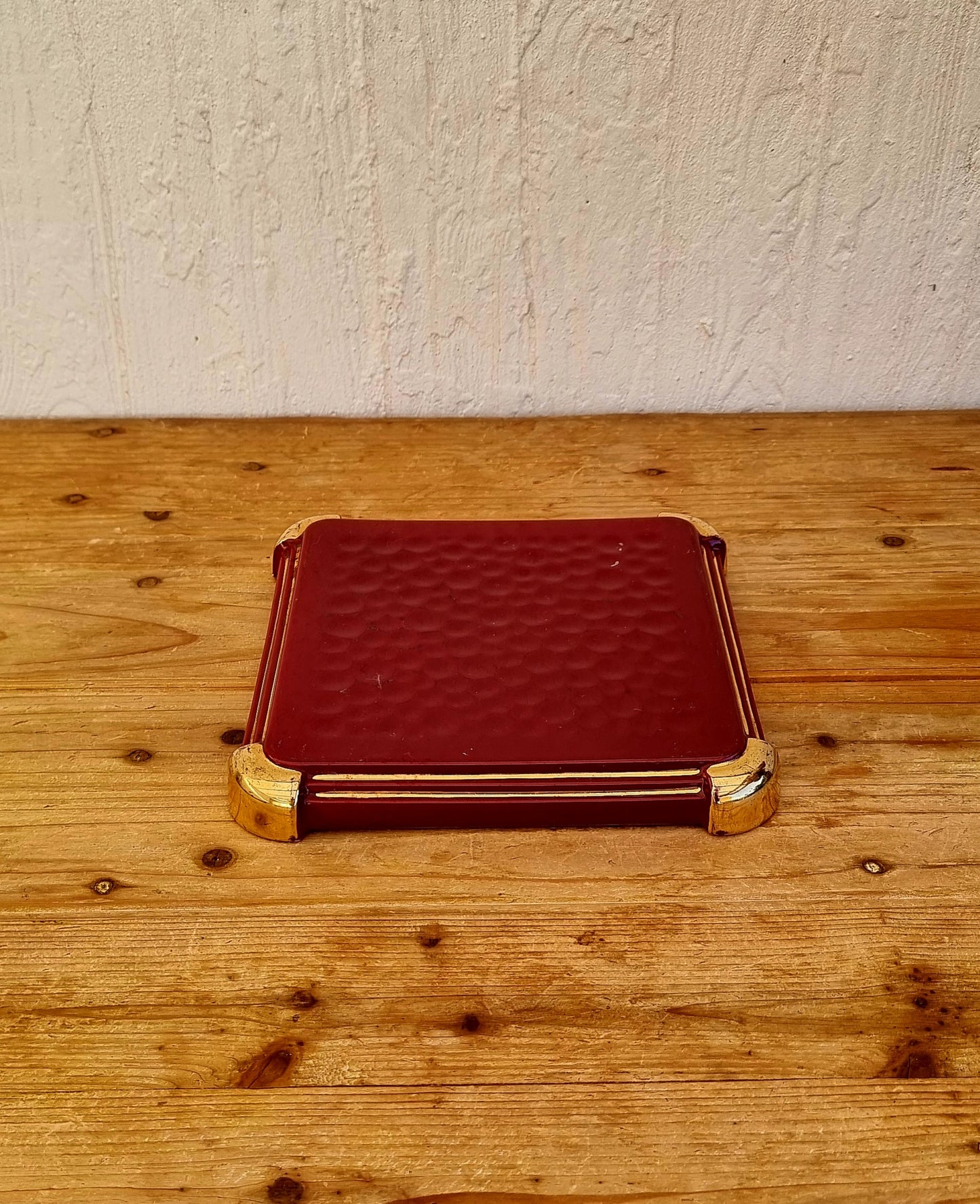 Dessous de plat en céramique rouge vintage les kitscheries brocante en ligne
