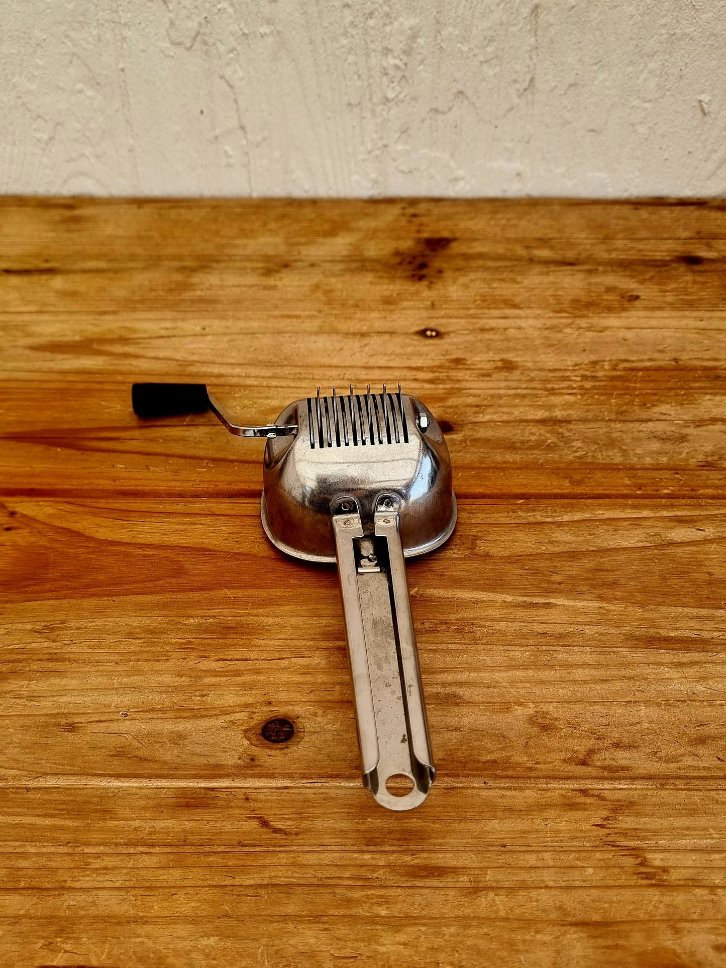 Hachoir manuel Triss vintage les kitscheries brocante en ligne inox persil ail