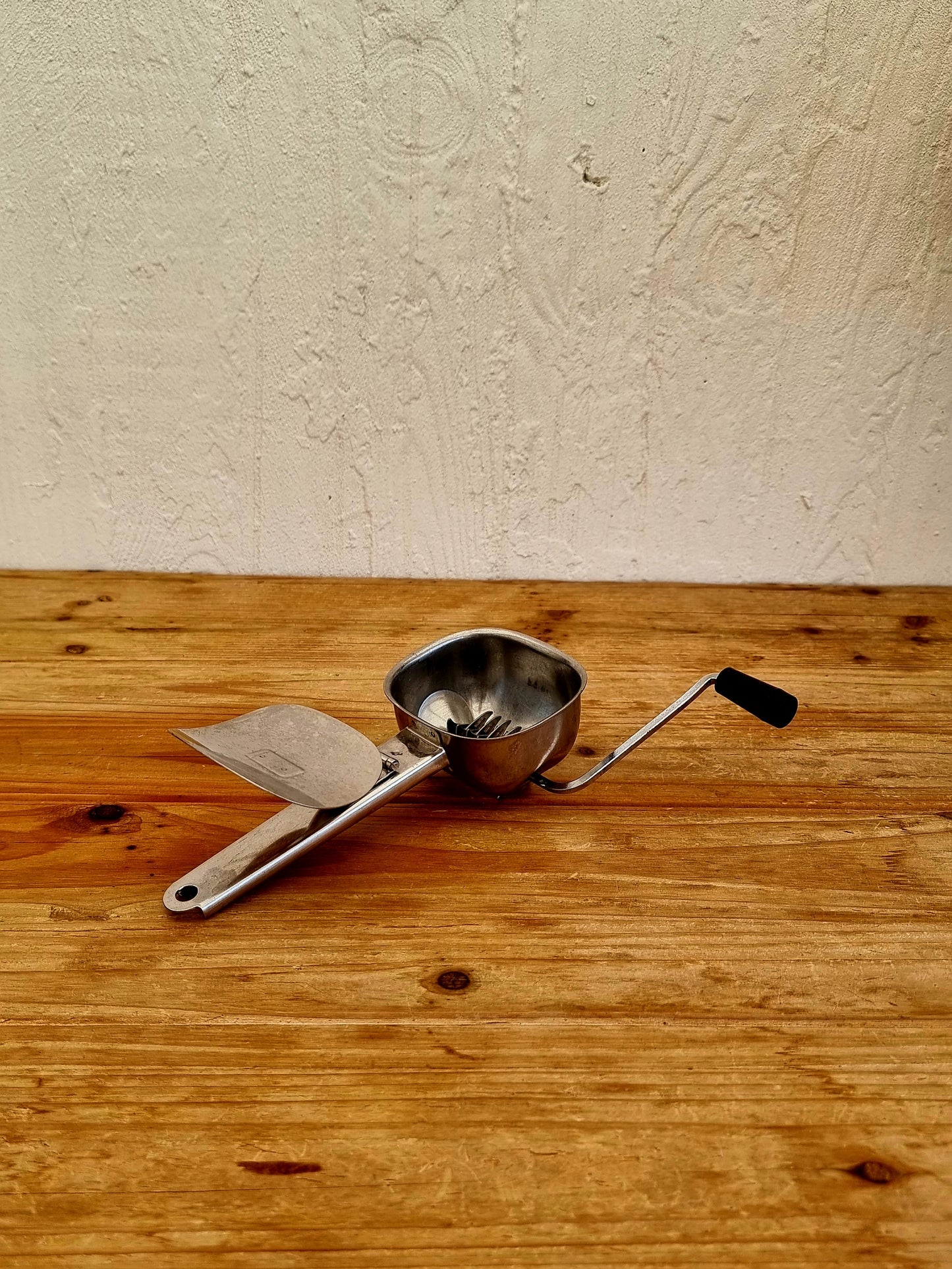 Hachoir manuel Triss vintage les kitscheries brocante en ligne inox persil ail