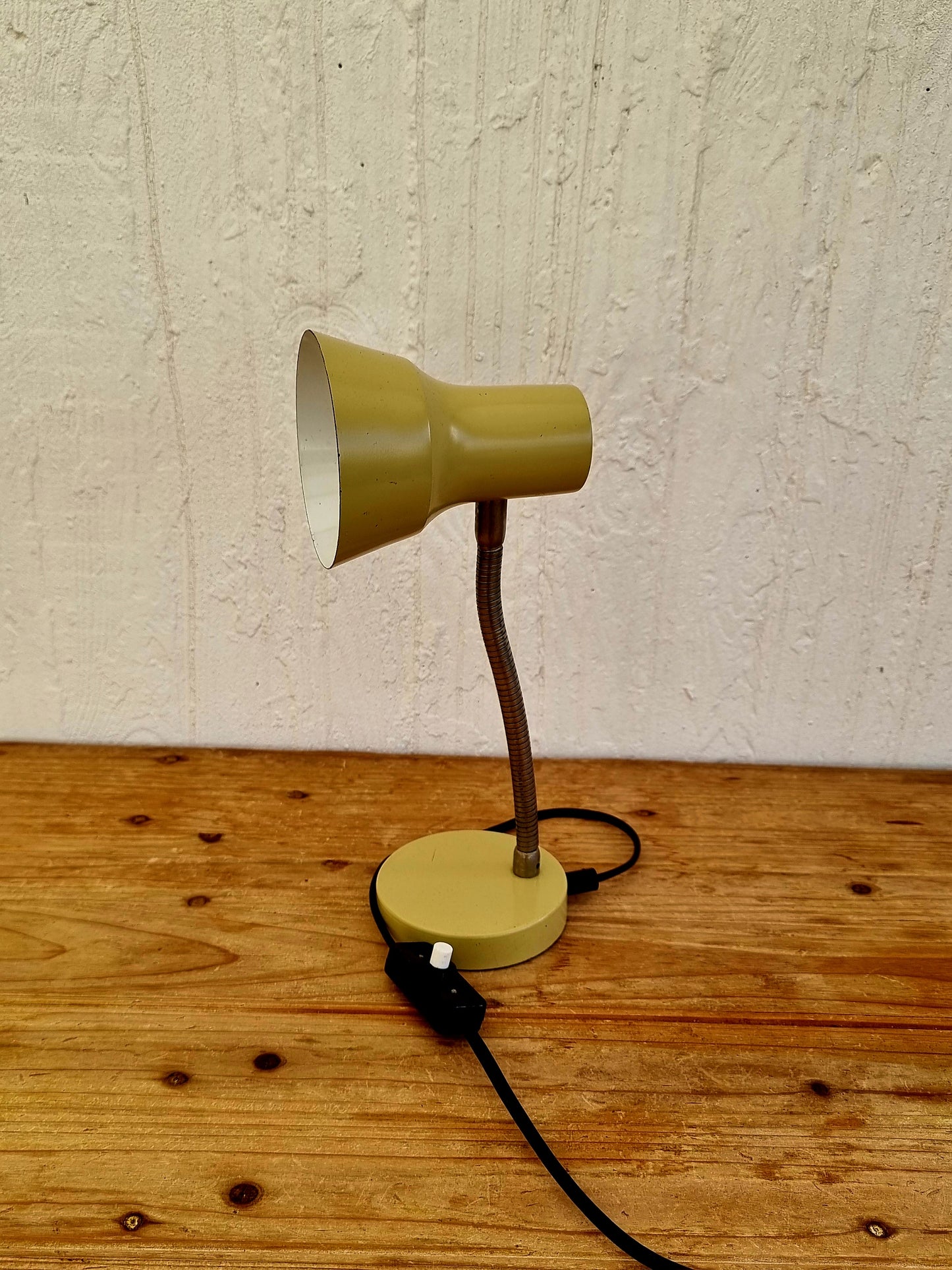 Lampe de bureau métal beige vintage les kitscheries brocante en ligne