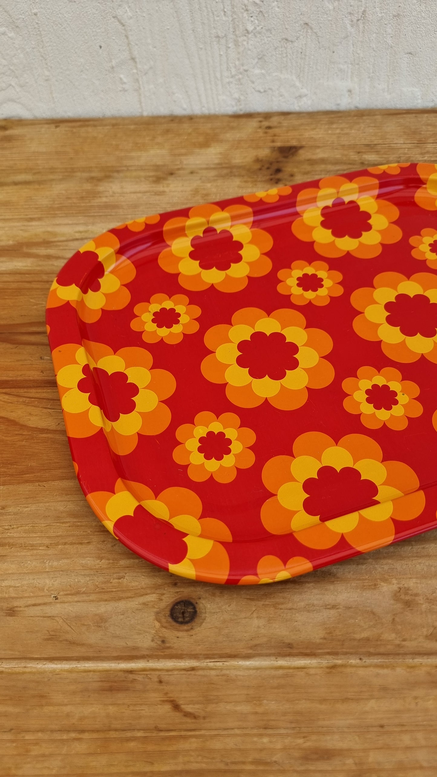 Plateau en métal à fleurs seventies orange rouge jaune les kitscheries brocante en ligne