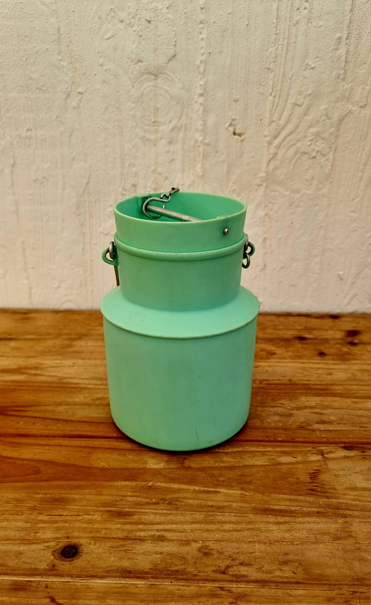 Pot à lait plastique Pola vintage 451 les kitscheries brocante en ligne