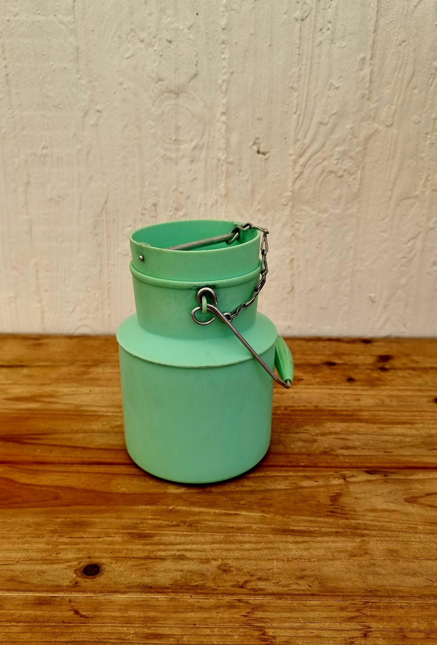 Pot à lait plastique Pola vintage 451 les kitscheries brocante en ligne