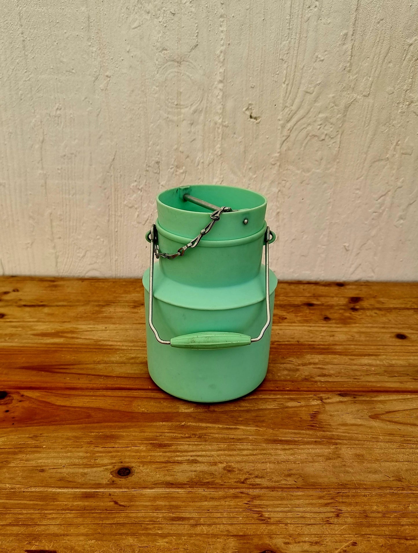 Pot à lait plastique Pola vintage 451 les kitscheries brocante en ligne