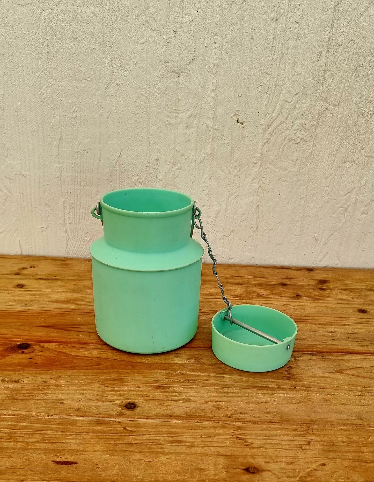 Pot à lait plastique Pola vintage 451 les kitscheries brocante en ligne