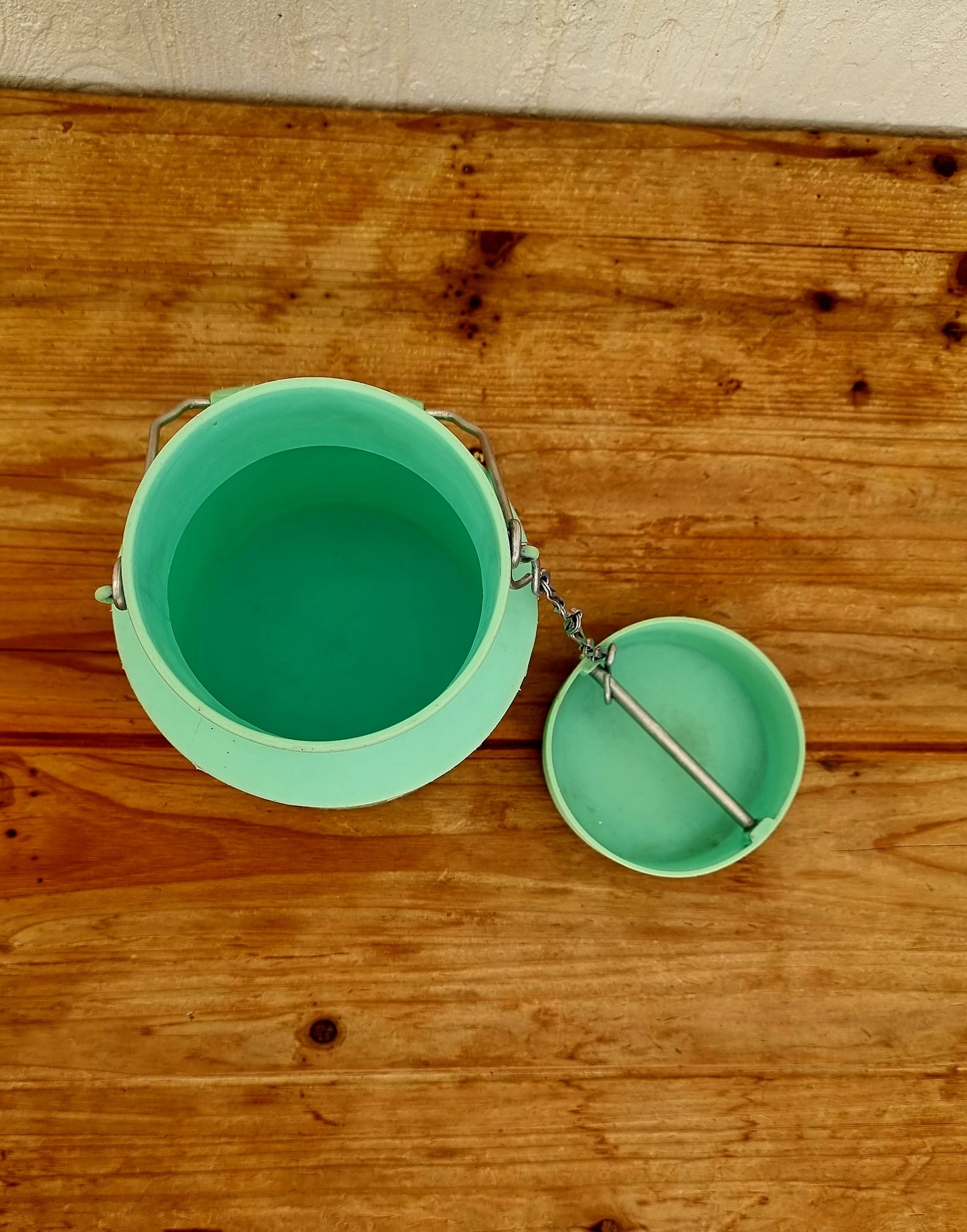 Pot à lait plastique Pola vintage 451 les kitscheries brocante en ligne