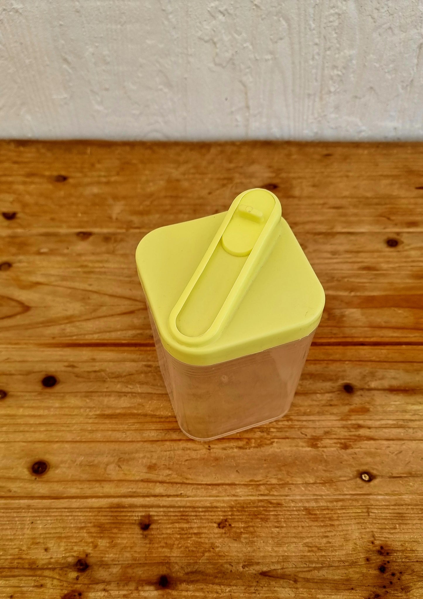 Boîte verseuse en plastique vintage jaune les kitscheries brocante en ligne