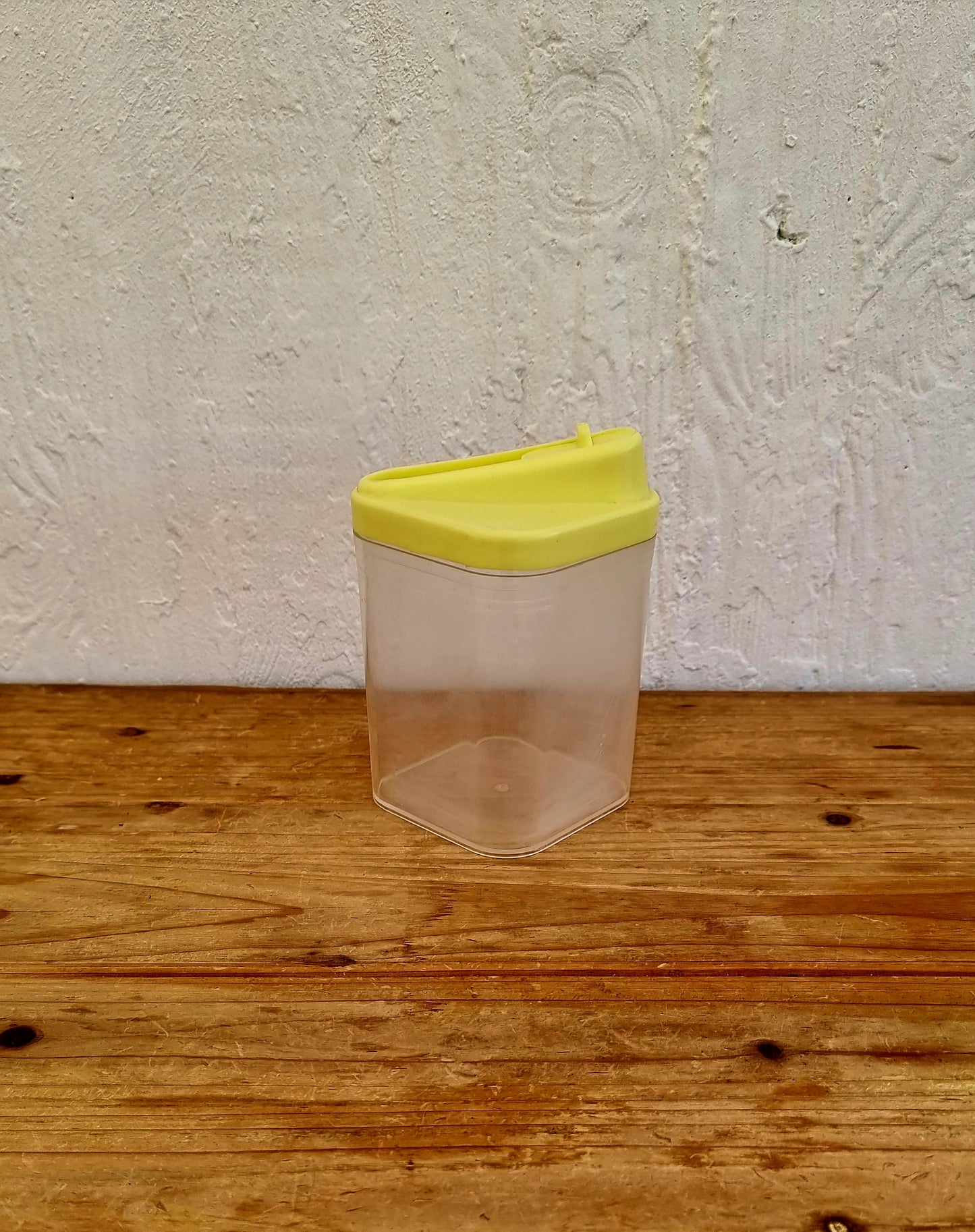 Boîte verseuse en plastique vintage jaune les kitscheries brocante en ligne