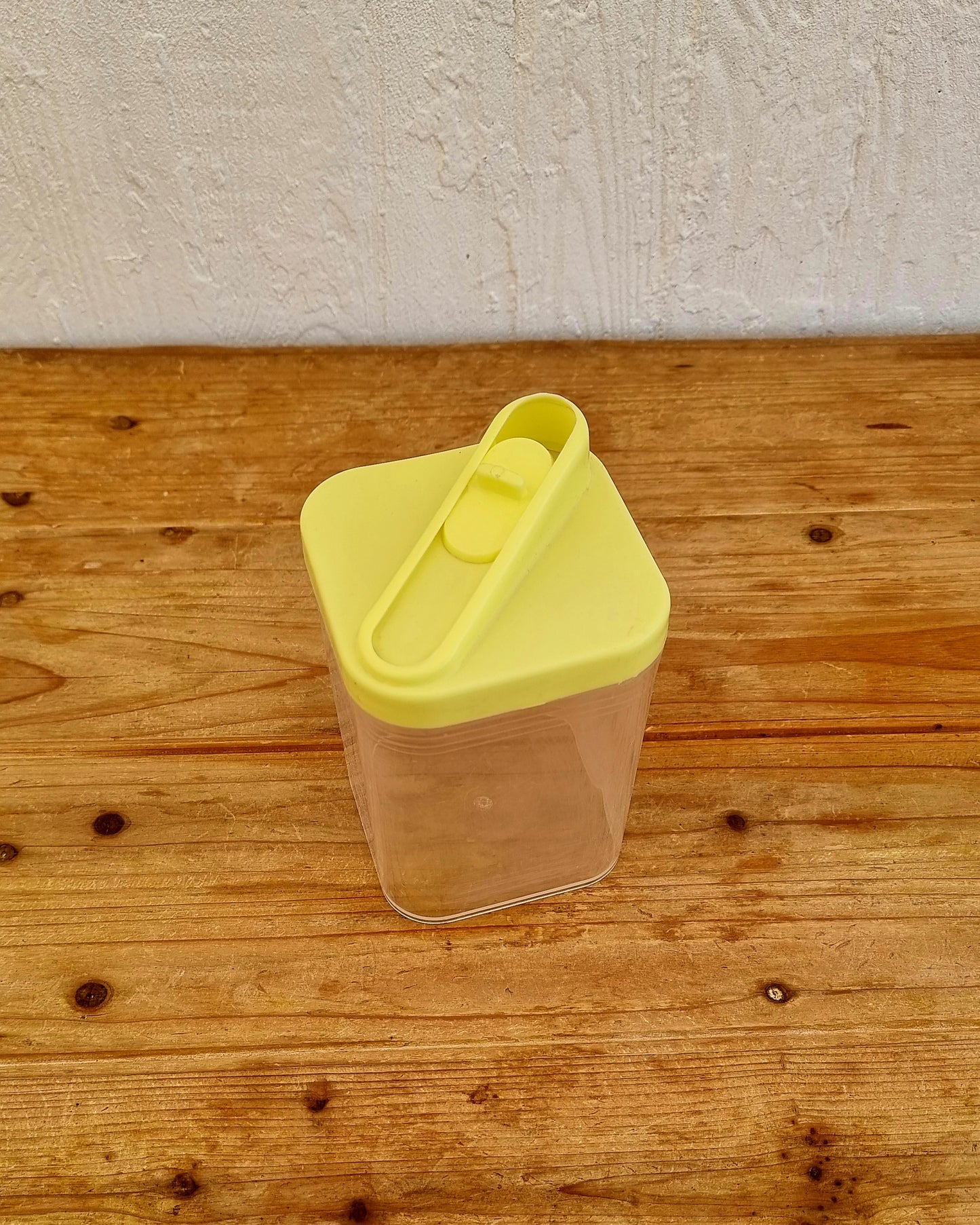 Boîte verseuse en plastique vintage jaune les kitscheries brocante en ligne