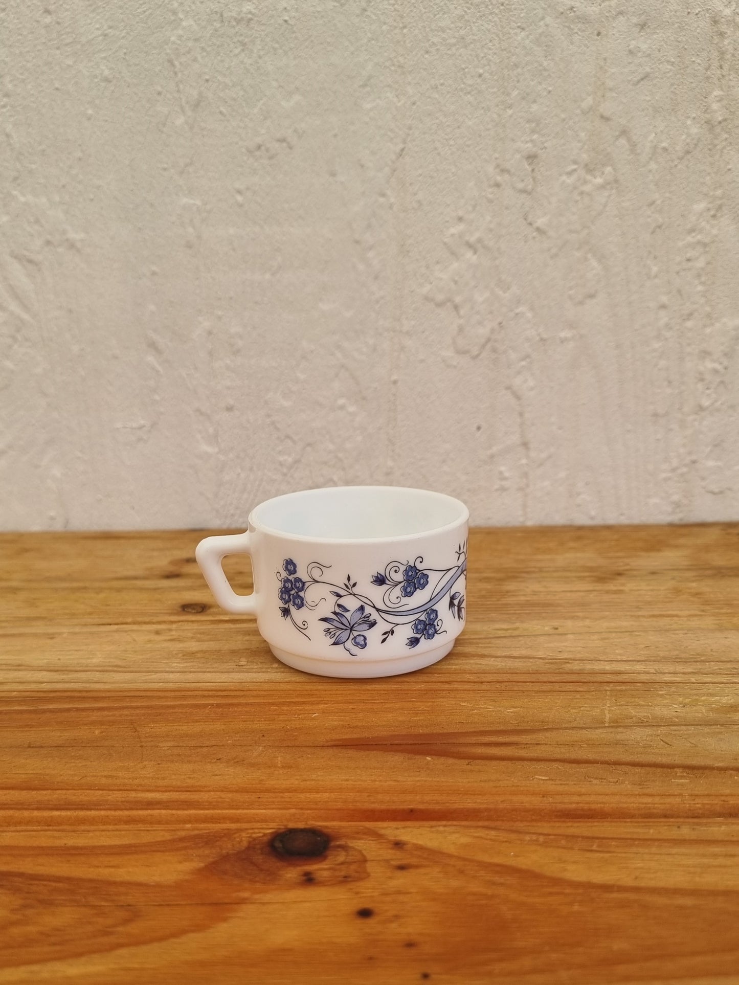 Lot de 4 tasses Arcopal modèle Aster fleur bleu les kitscheries brocante en ligne