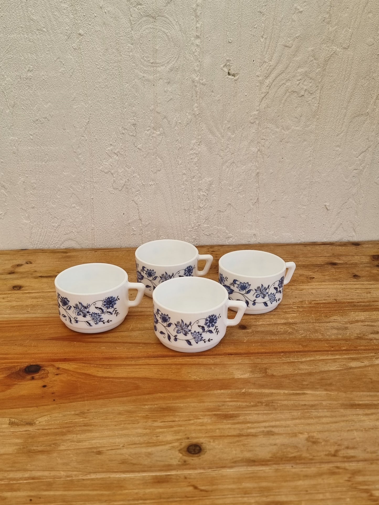 Lot de 4 tasses Arcopal modèle Aster fleur bleu les kitscheries brocante en ligne