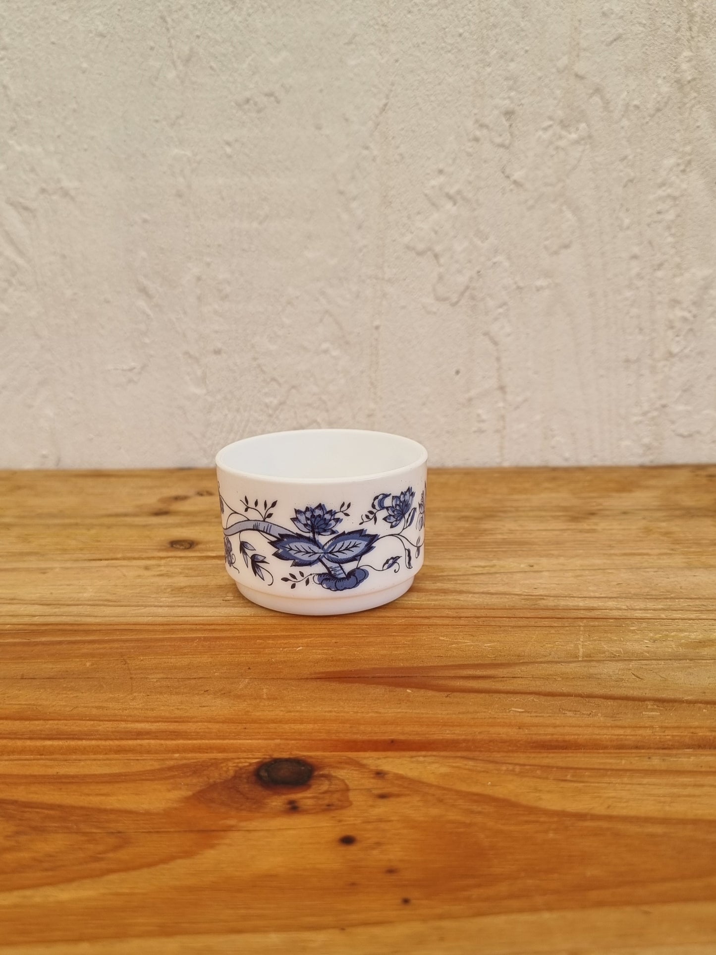 Lot de 4 tasses Arcopal modèle Aster fleur bleu les kitscheries brocante en ligne