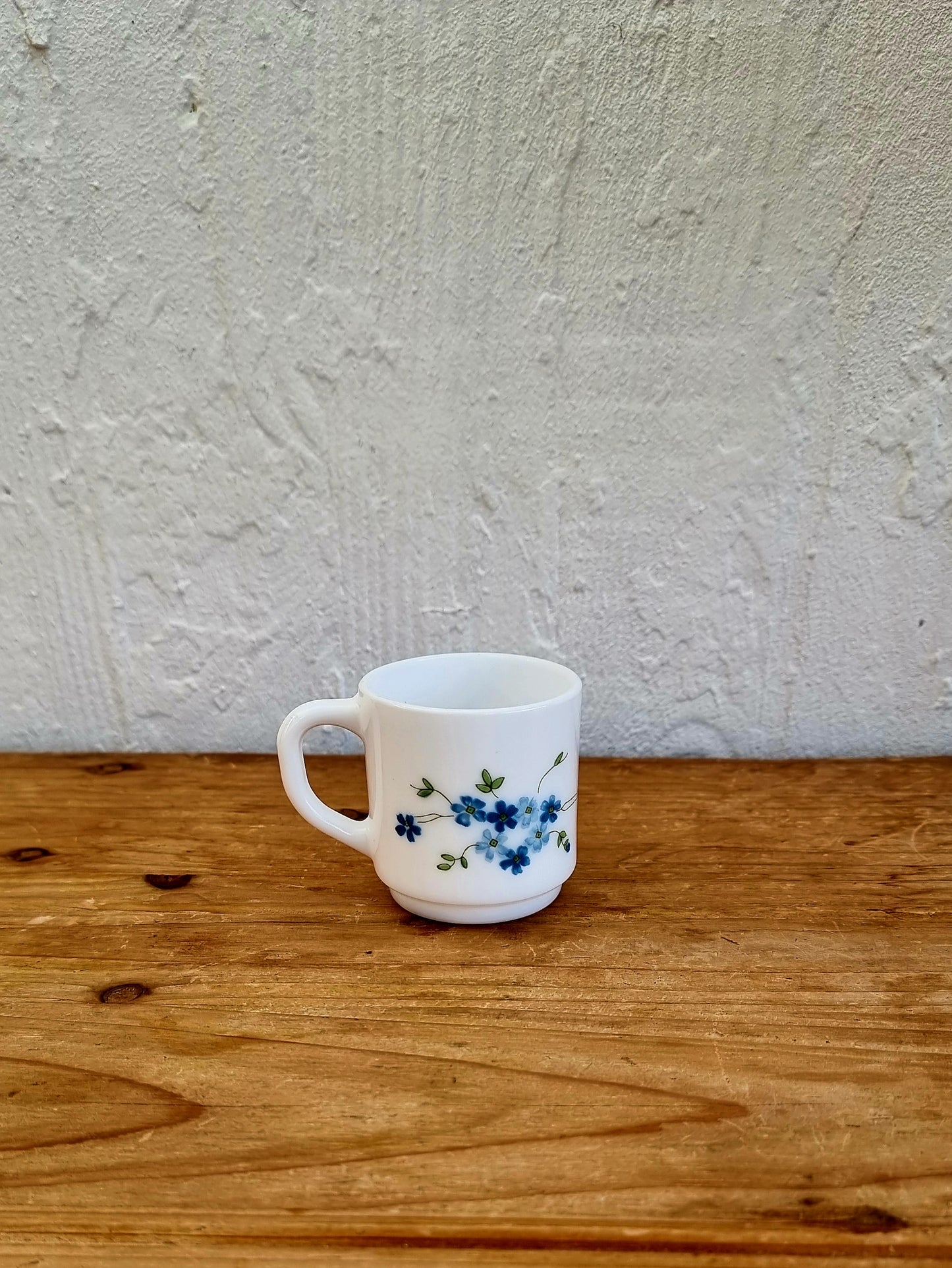 Lot de 6 tasses Arcopal modèle Myosotis les kitscheries brocante en ligne
