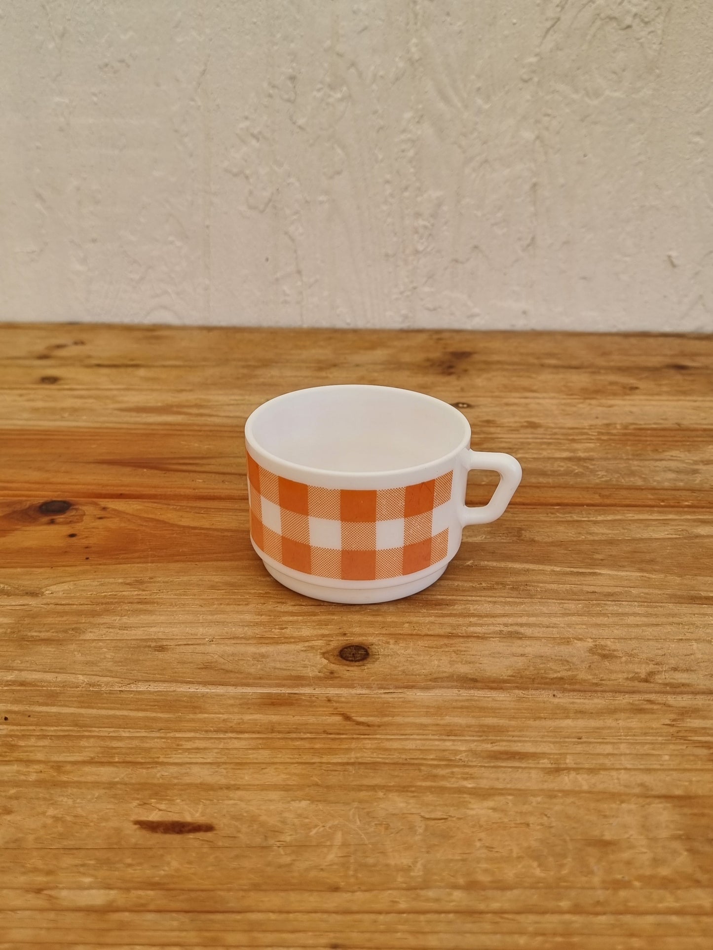 Tasse Arcopal modèle Vichy carreaux orange les kitscheries brocante en ligne
