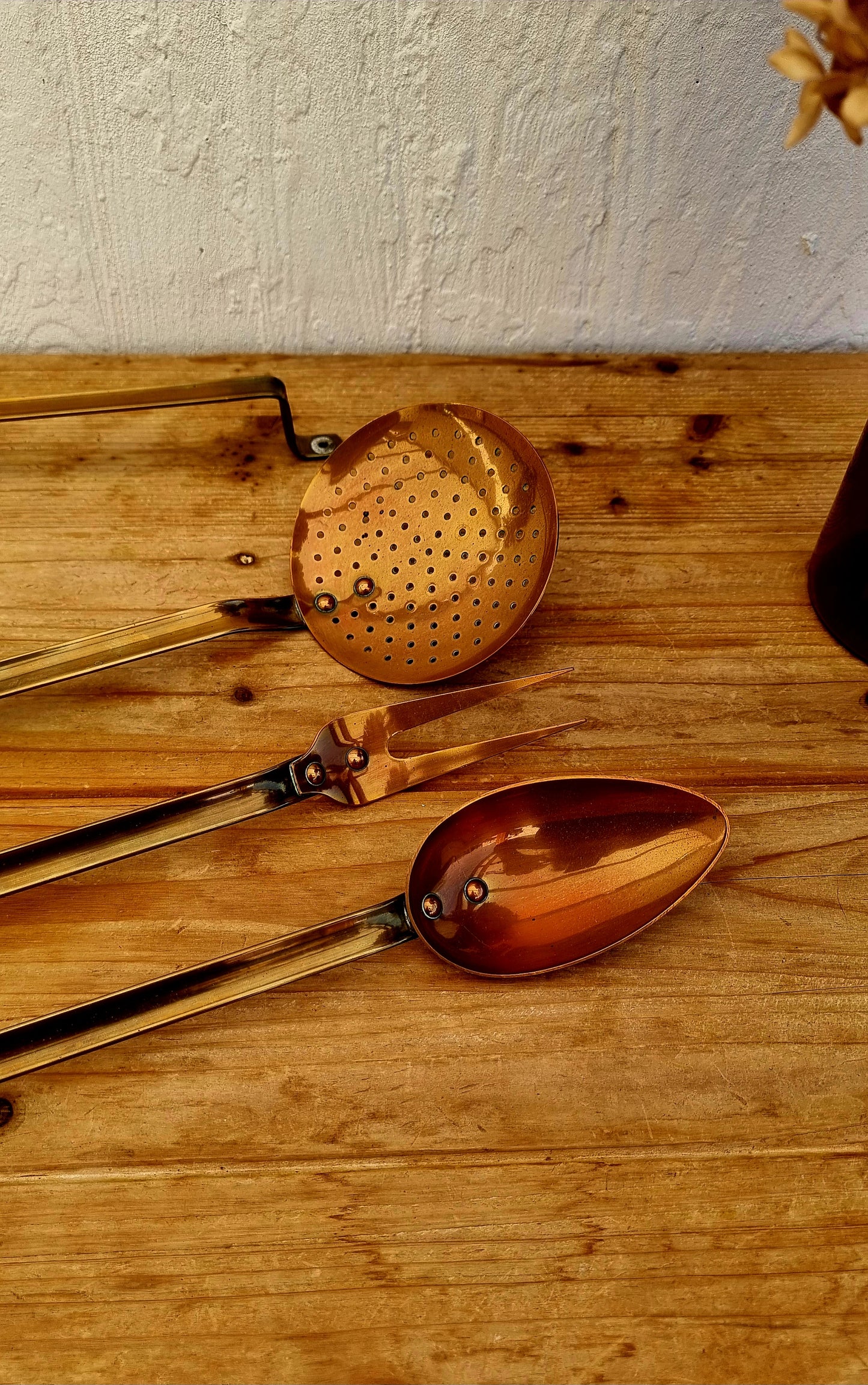 Ustensiles de cuisine en cuivre mural fourchette cuillère écumoire les kitscheries brocante en ligne
