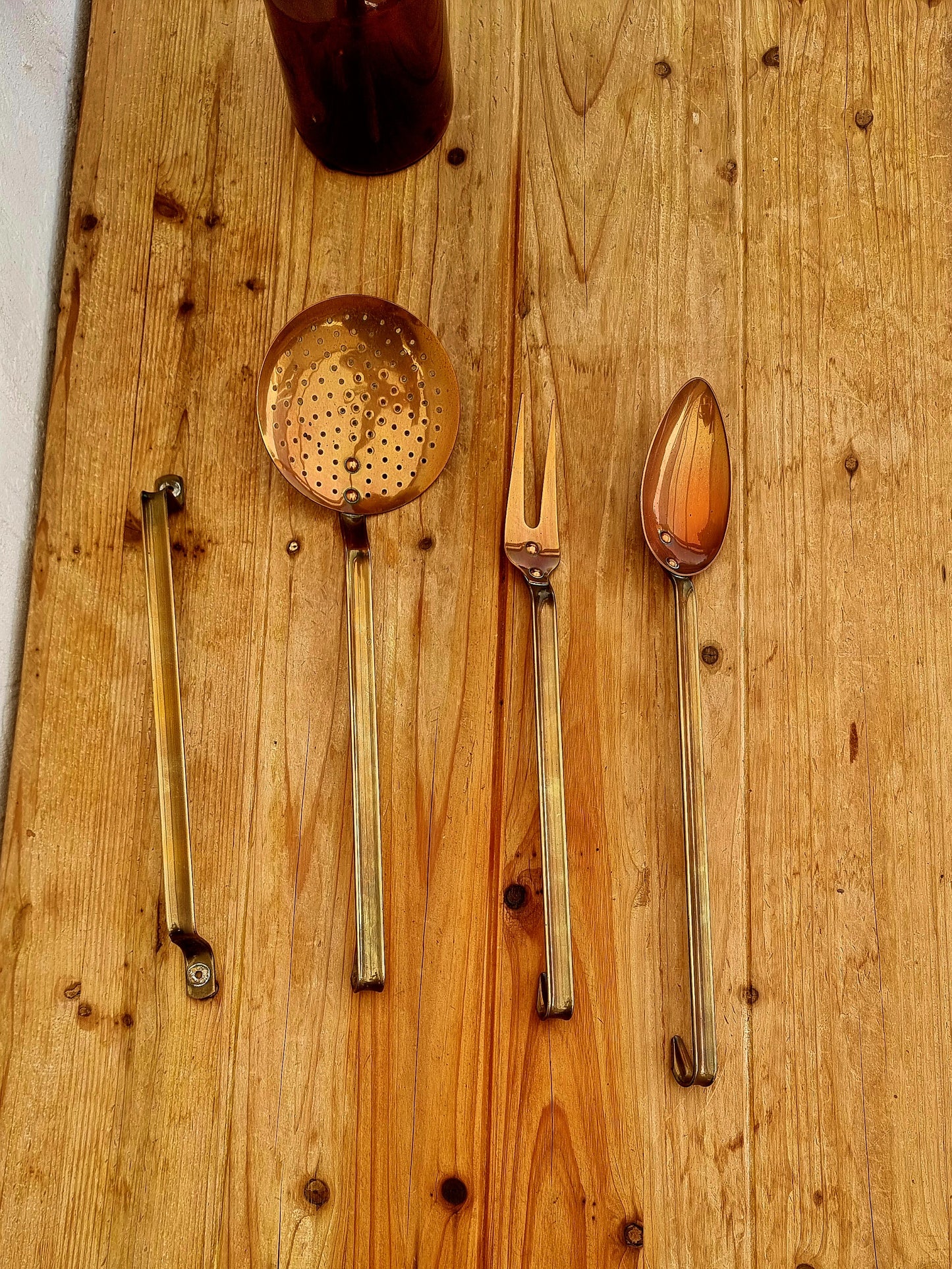 Ustensiles de cuisine en cuivre mural fourchette cuillère écumoire les kitscheries brocante en ligne
