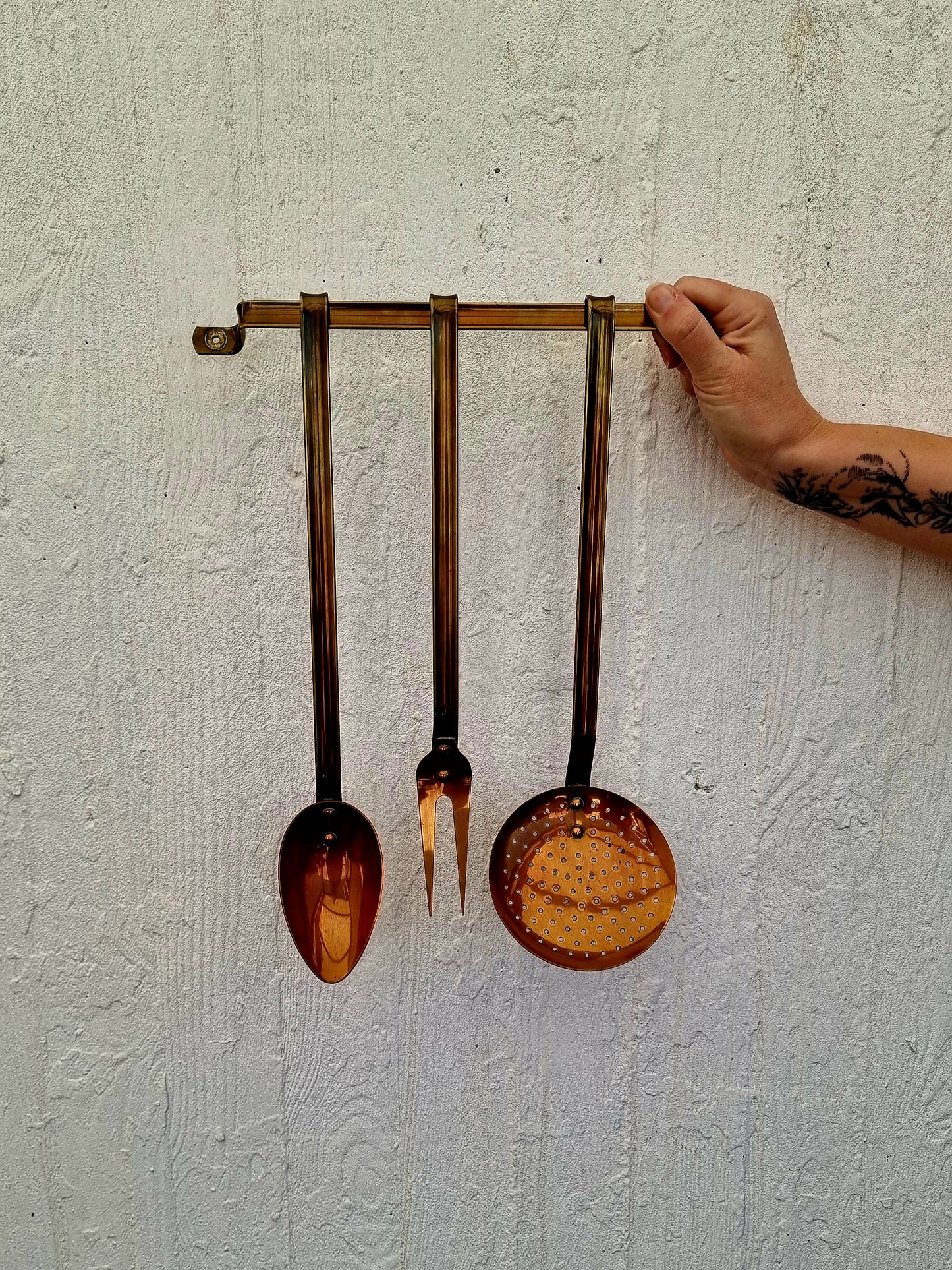 Ustensiles de cuisine en cuivre mural fourchette cuillère écumoire les kitscheries brocante en ligne