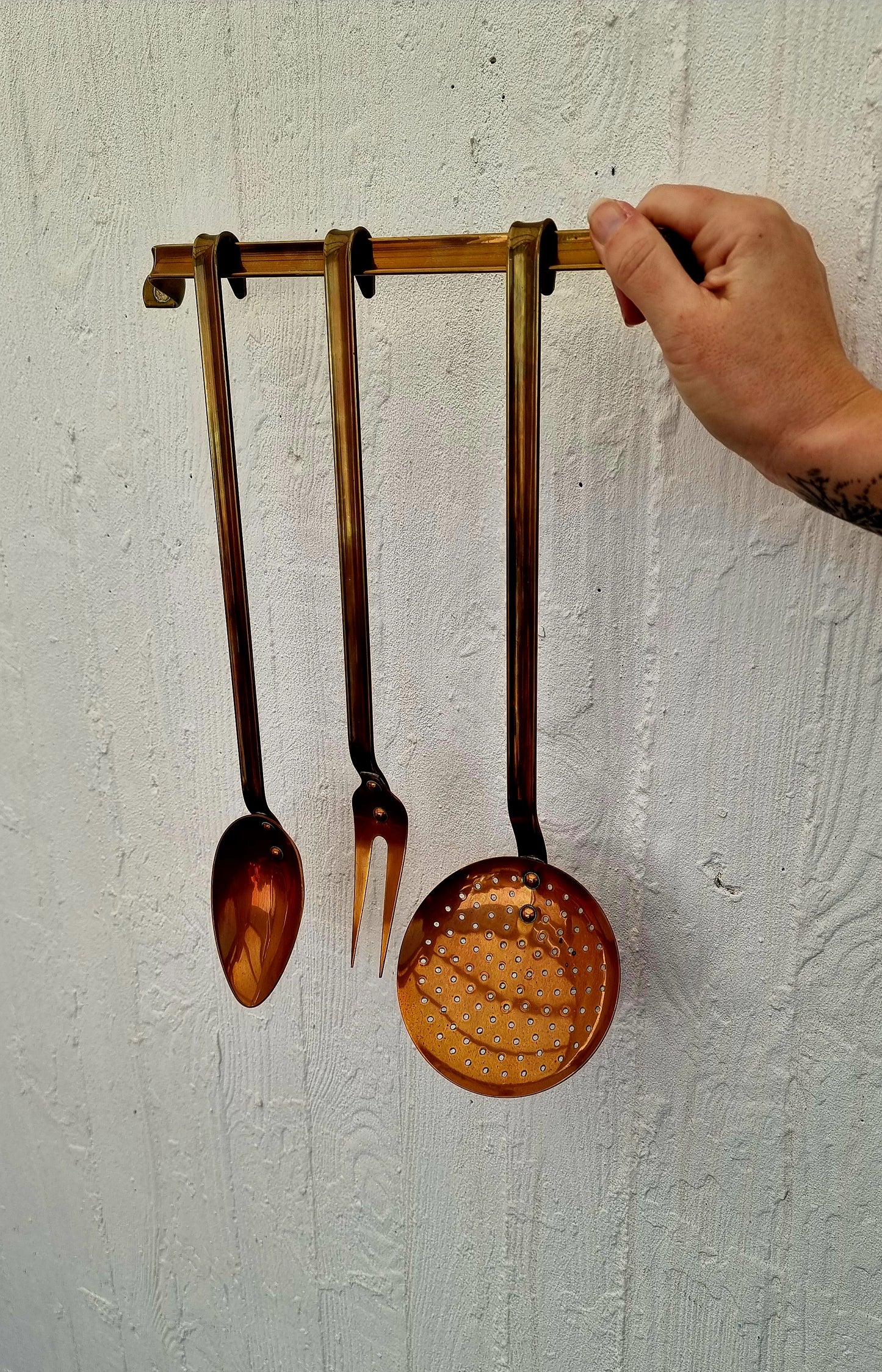Ustensiles de cuisine en cuivre mural fourchette cuillère écumoire les kitscheries brocante en ligne