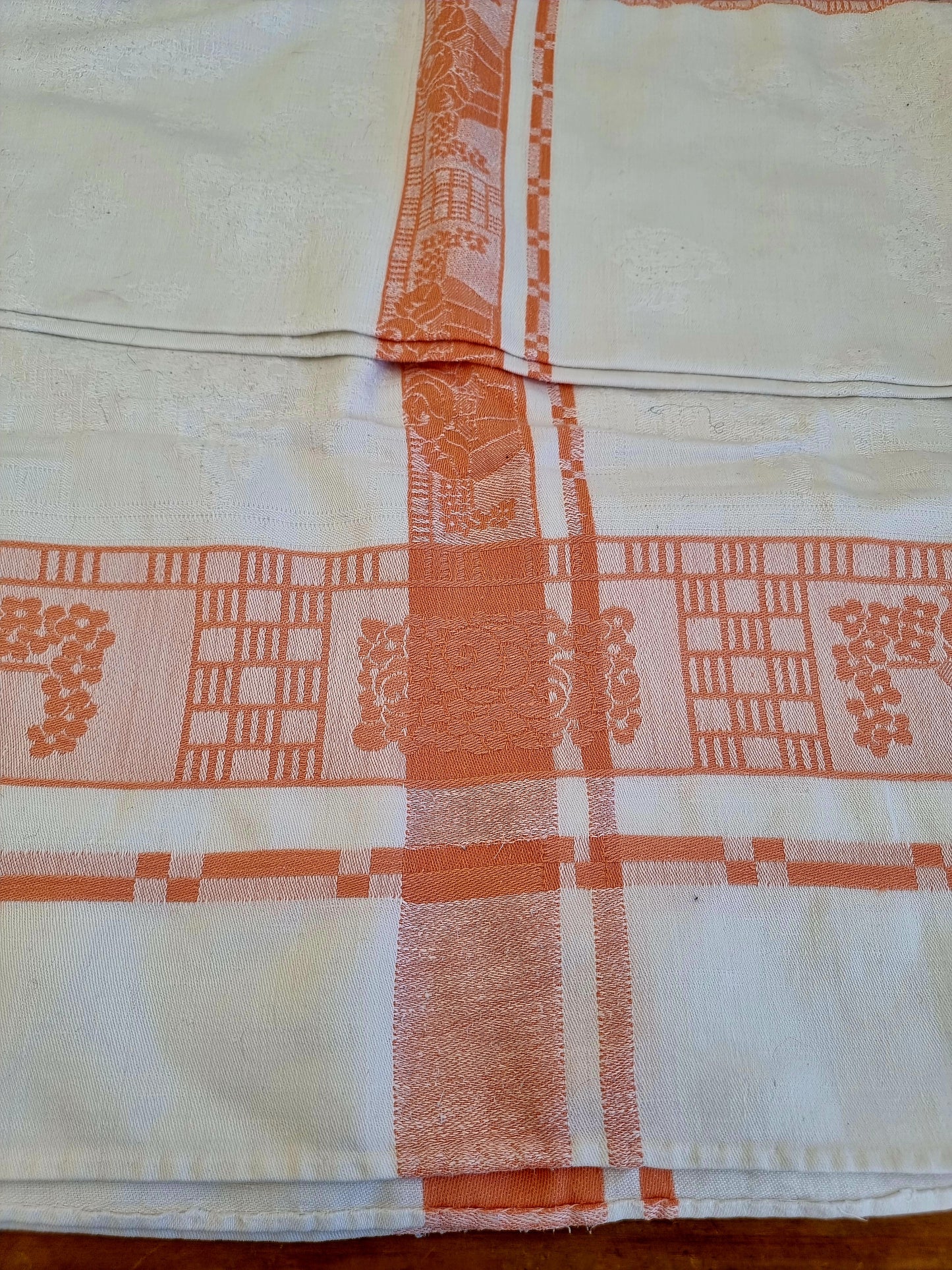 Nappe ancienne damassée orange et blanche les kitscheries