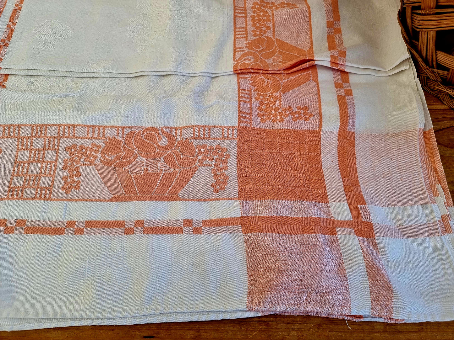 Nappe ancienne damassée orange et blanche les kitscheries