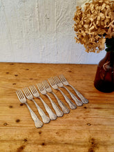Charger l&#39;image dans la galerie, Lot de 16 couverts en métal argenté vintage style rocaille les kitscheries brocante en ligne
