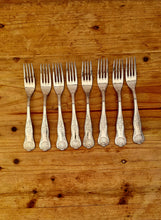 Charger l&#39;image dans la galerie, Lot de 16 couverts en métal argenté vintage style rocaille les kitscheries brocante en ligne
