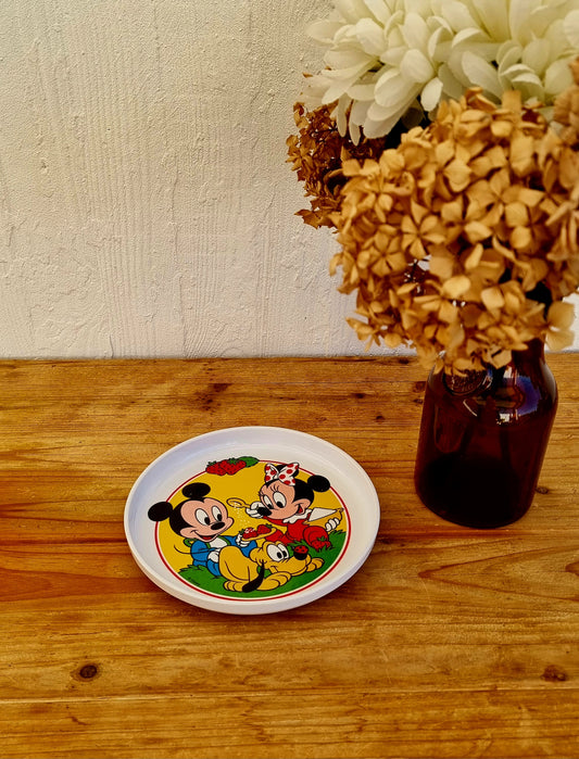 Assiette vintage Disney Tigex en mélamine avec Mickey et Minnie bébés et Pluto décor fraises années 80 90