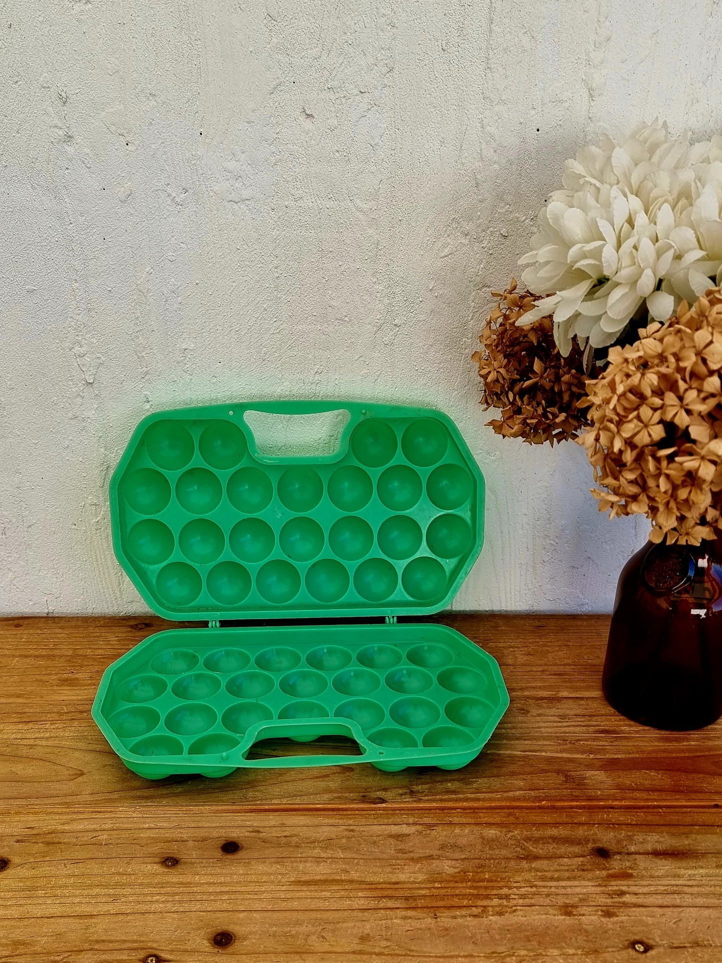 Grande boîte à œufs vintage verte en plastique avec poignée intégrée pour 24 œufs années 70