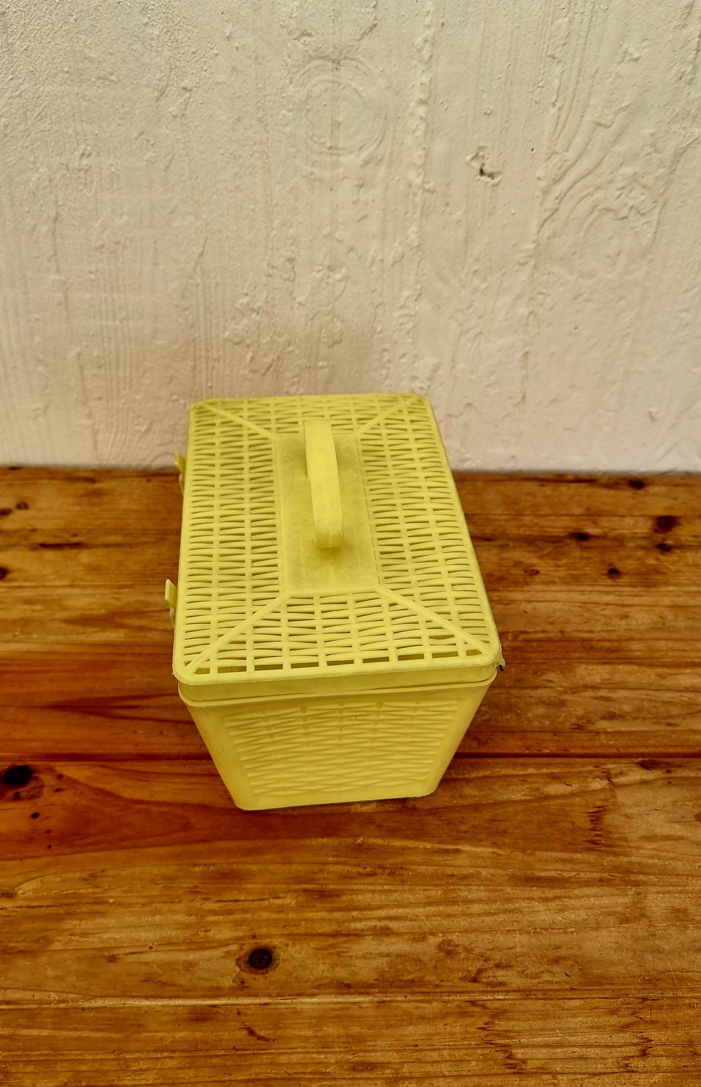 Boîte en plastique jaune vintage années 70 pour rangement et décoration