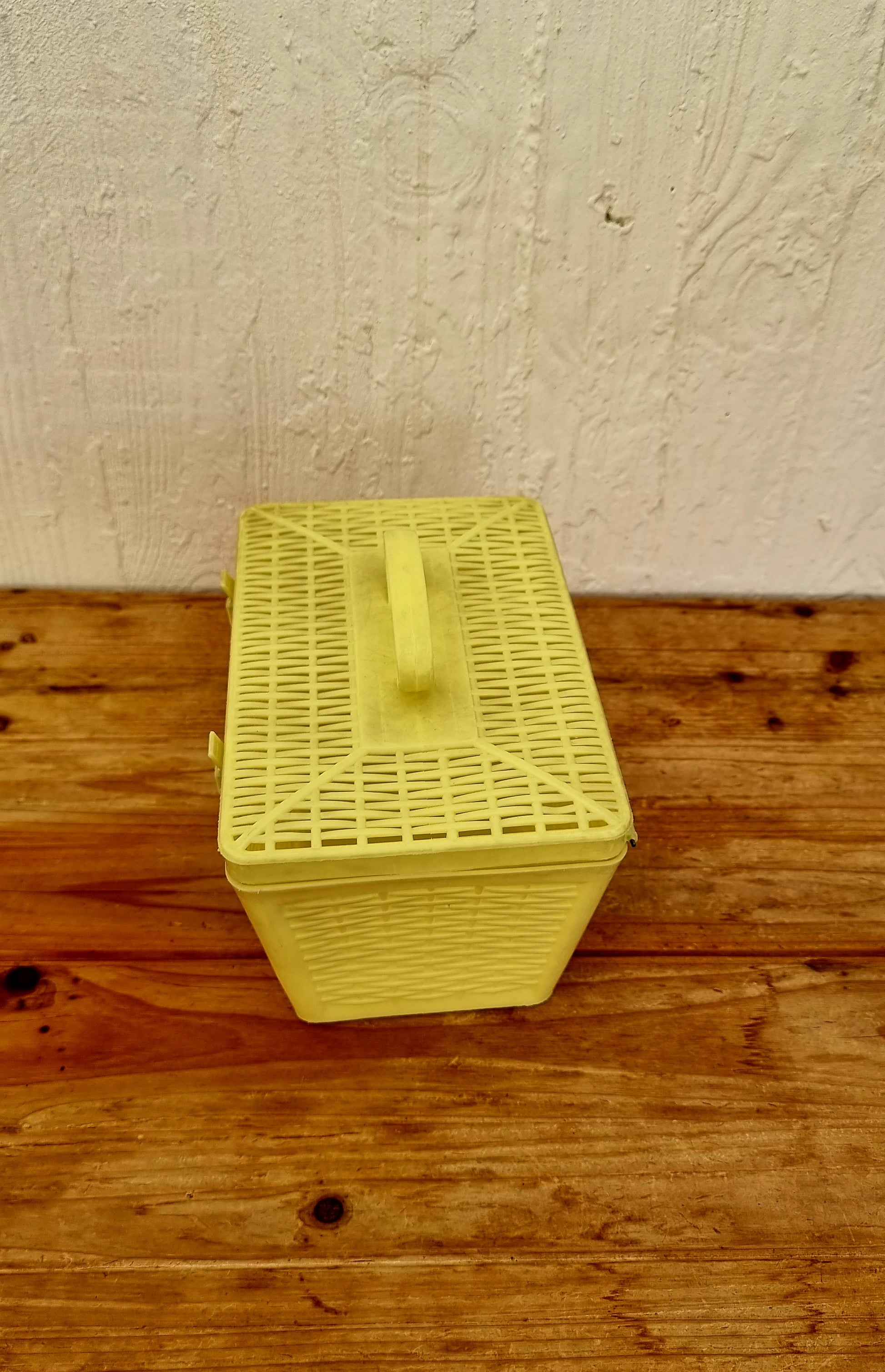 Boîte en plastique jaune vintage années 70 pour rangement et décoration