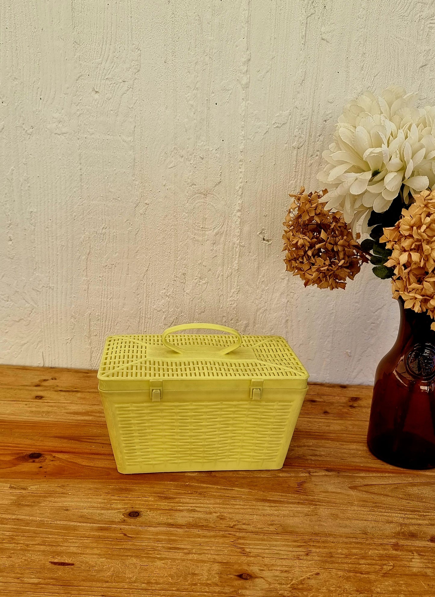 Boîte en plastique jaune vintage années 70 pour rangement et décoration