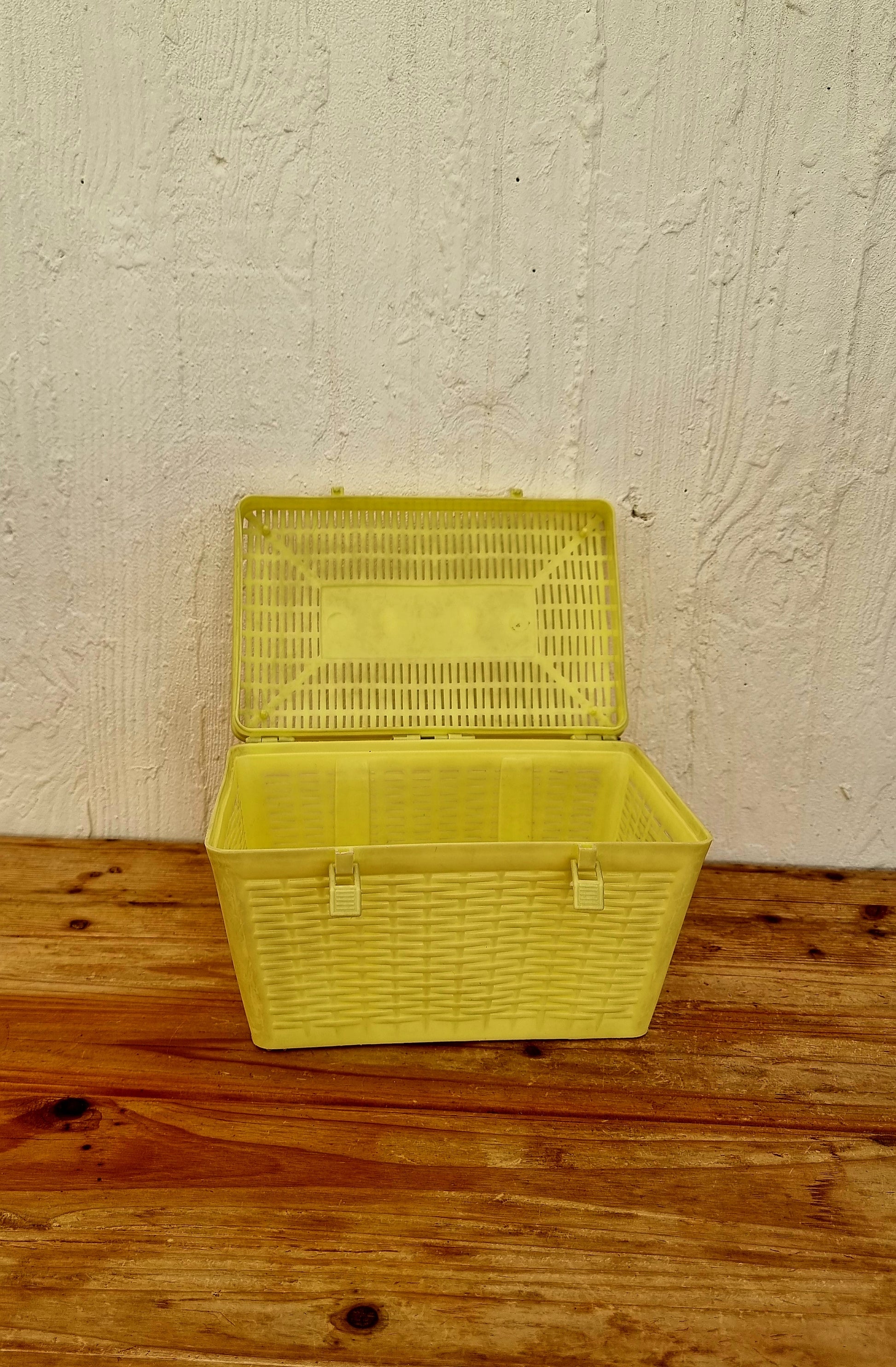 Boîte en plastique jaune vintage années 70 pour rangement et décoration
