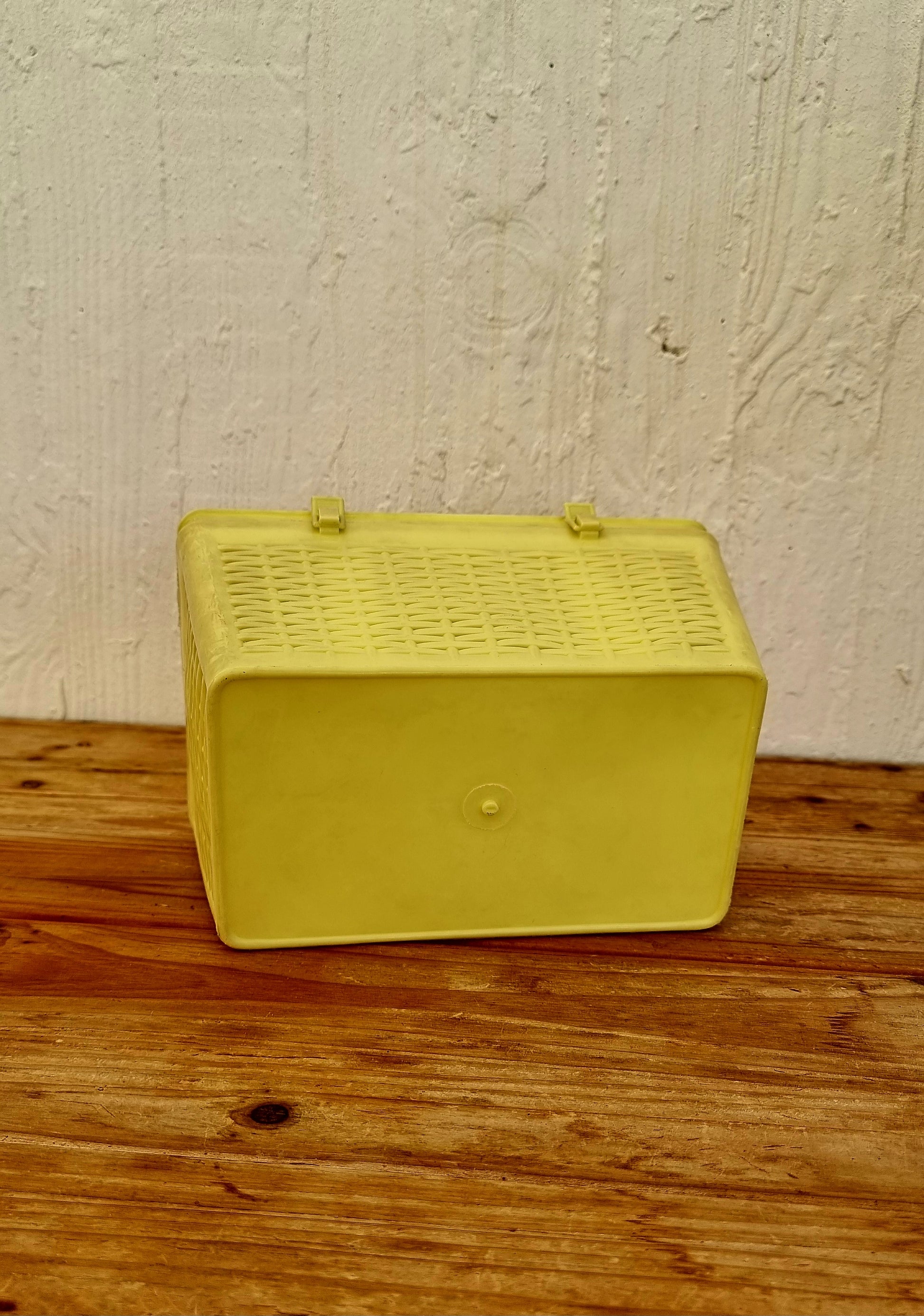 Boîte en plastique jaune vintage années 70 pour rangement et décoration