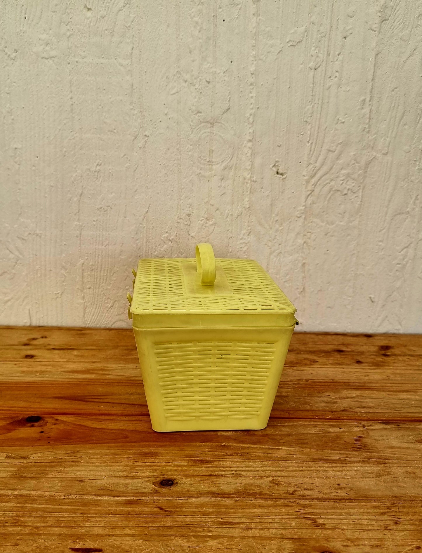 Boîte en plastique jaune vintage années 70 pour rangement et décoration