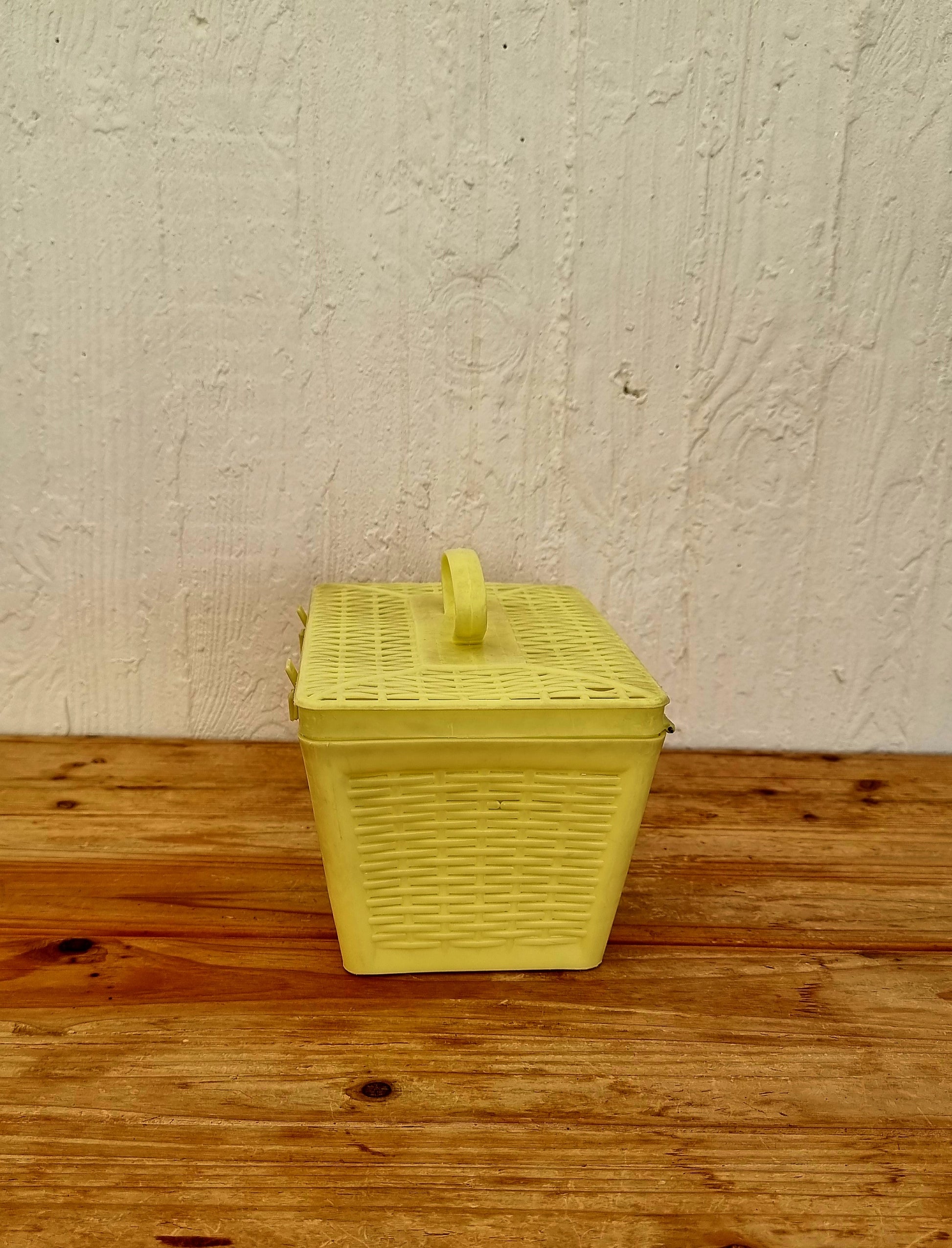 Boîte en plastique jaune vintage années 70 pour rangement et décoration