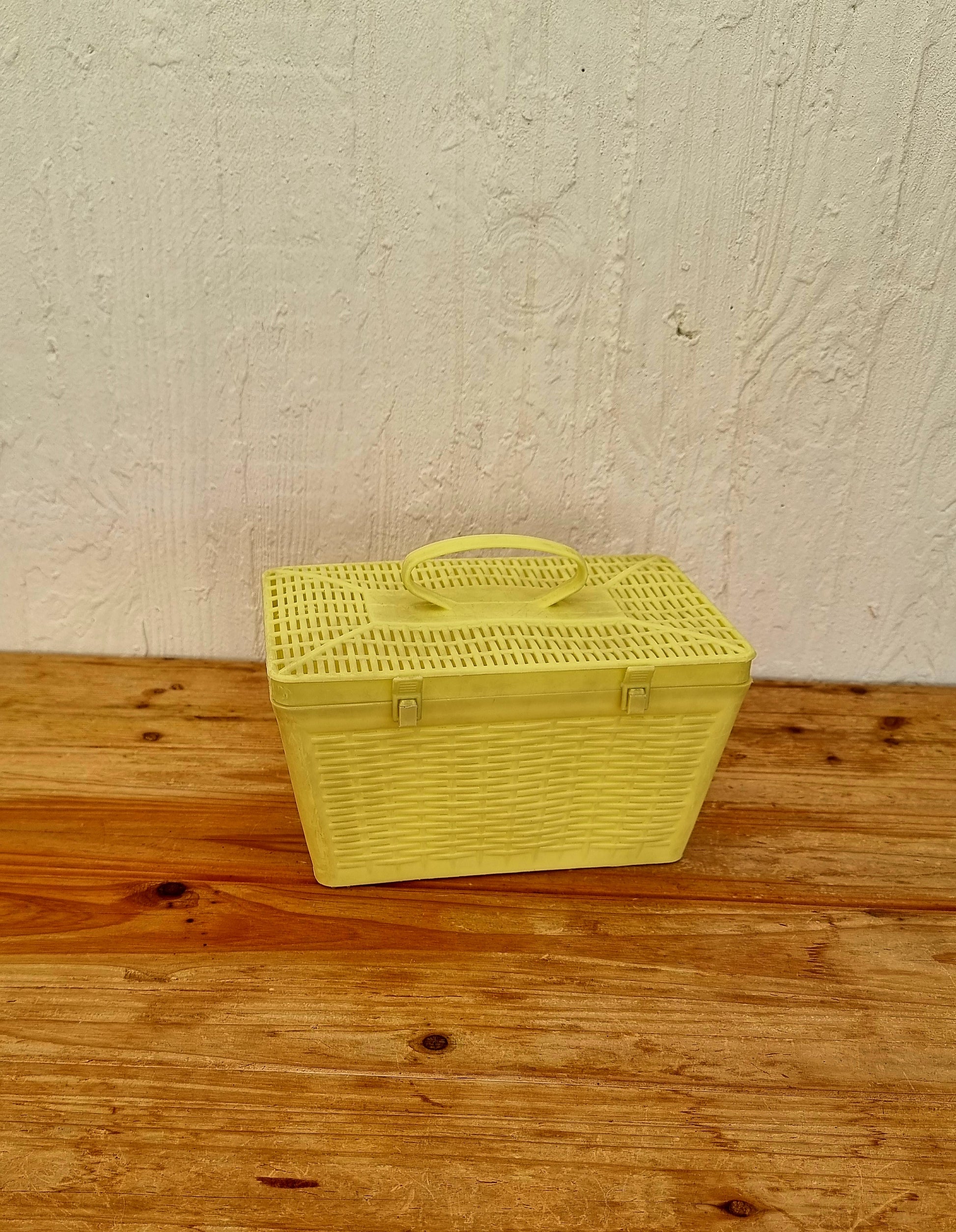 Boîte en plastique jaune vintage années 70 pour rangement et décoration