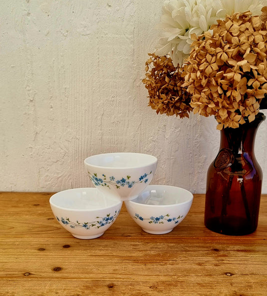 Lot de 3 bols vintage Arcopal Myosotis décor floral bleu en verre opalin