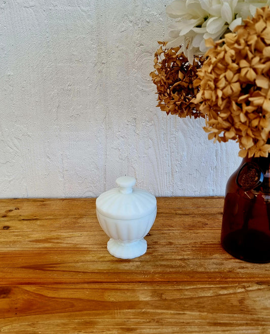 Bonbonnière vintage en verre opalin blanc avec couvercle